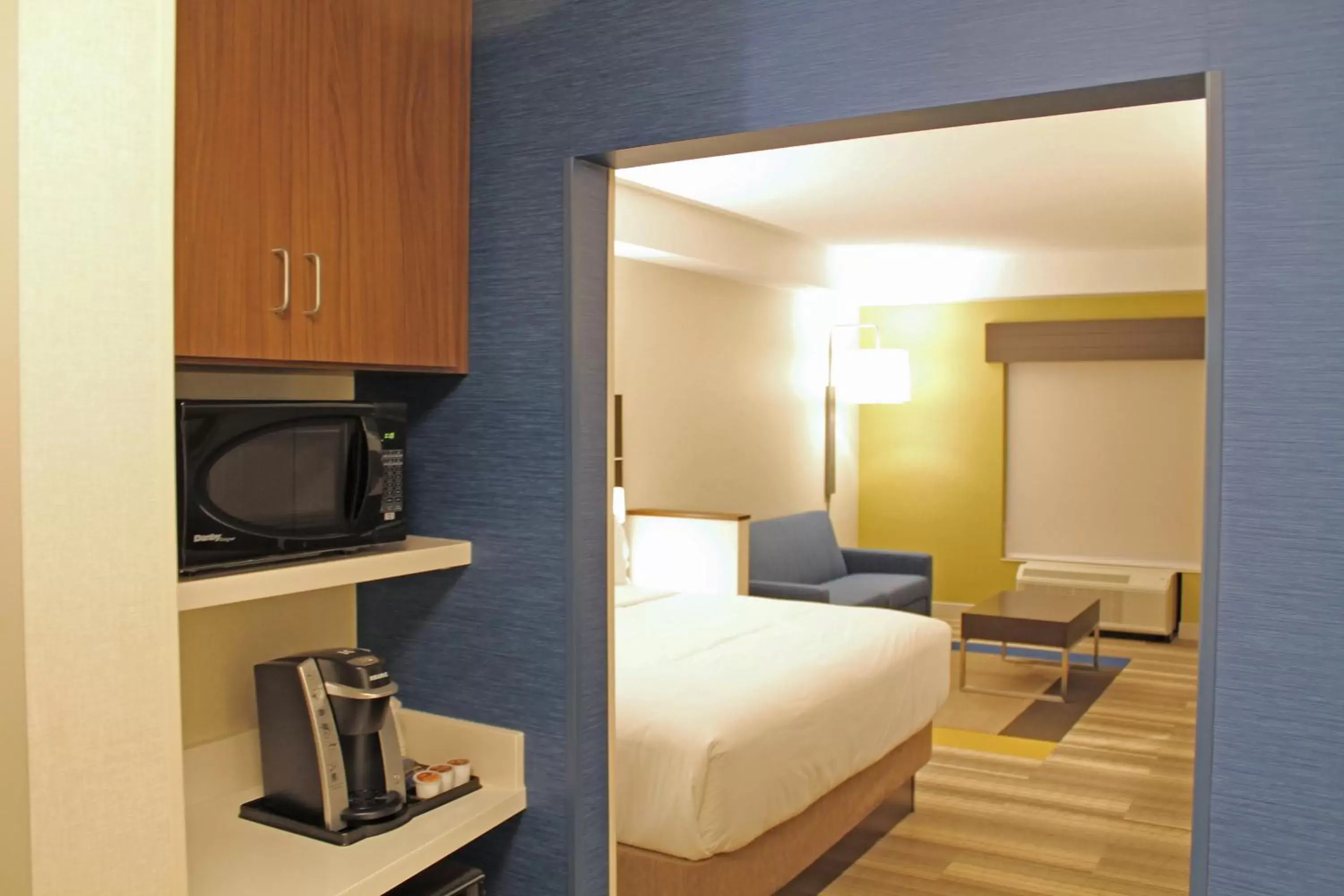 Photo of the whole room, Bed in Holiday Inn Express & Suites - St. Louis South - I-55, an IHG Hotel