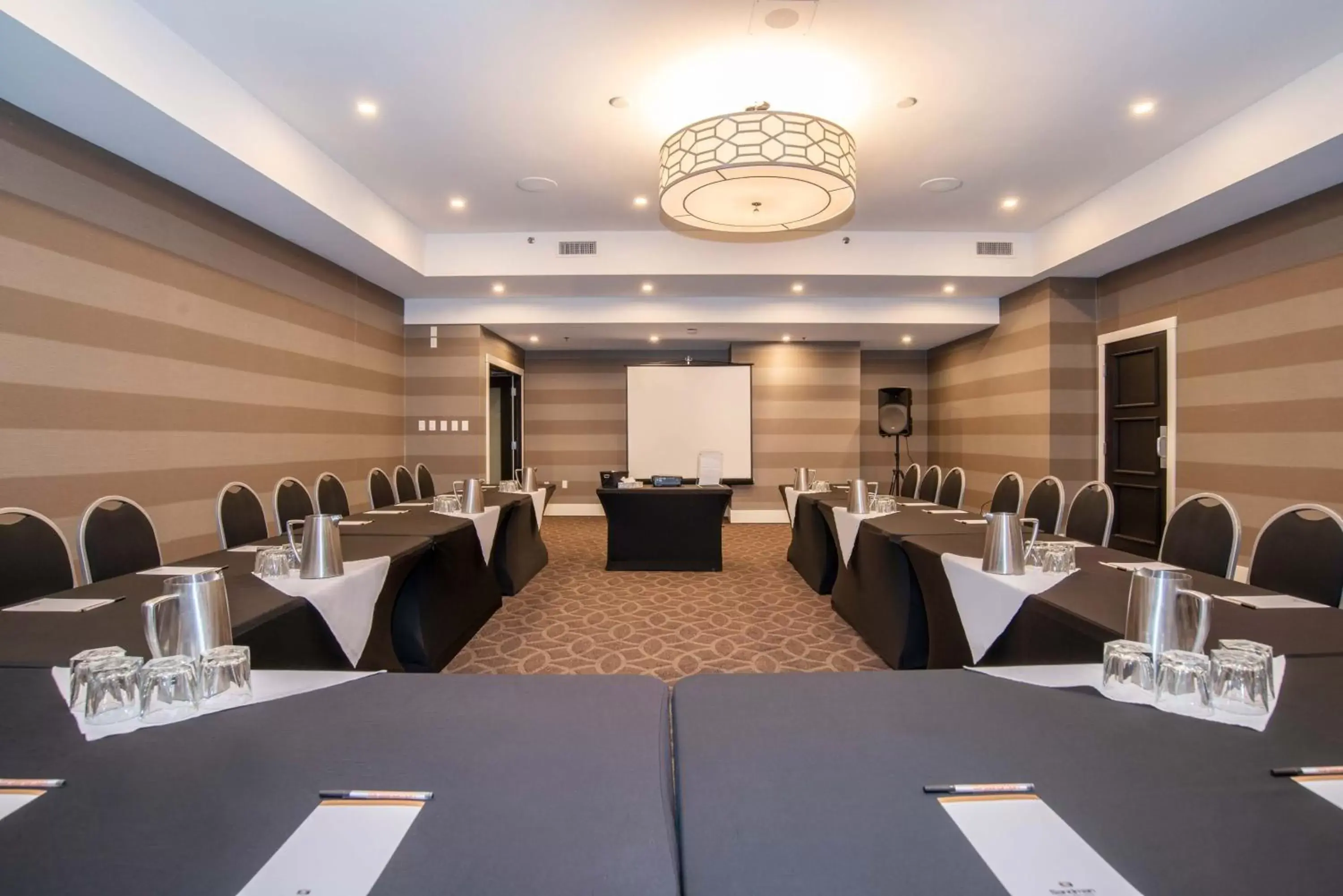 Meeting/conference room in Sandman Signature Calgary Downtown Hotel