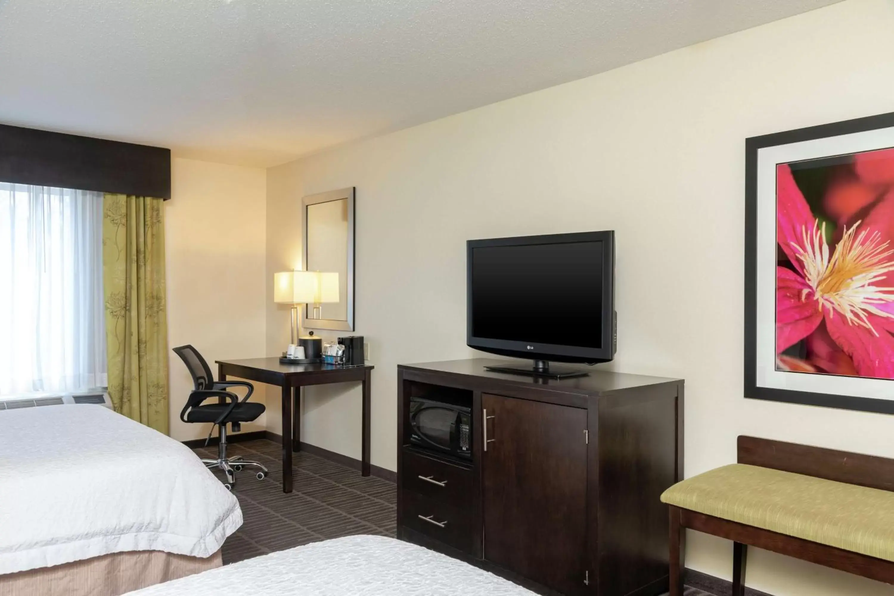 Bedroom, TV/Entertainment Center in Hampton Inn & Suites Saginaw