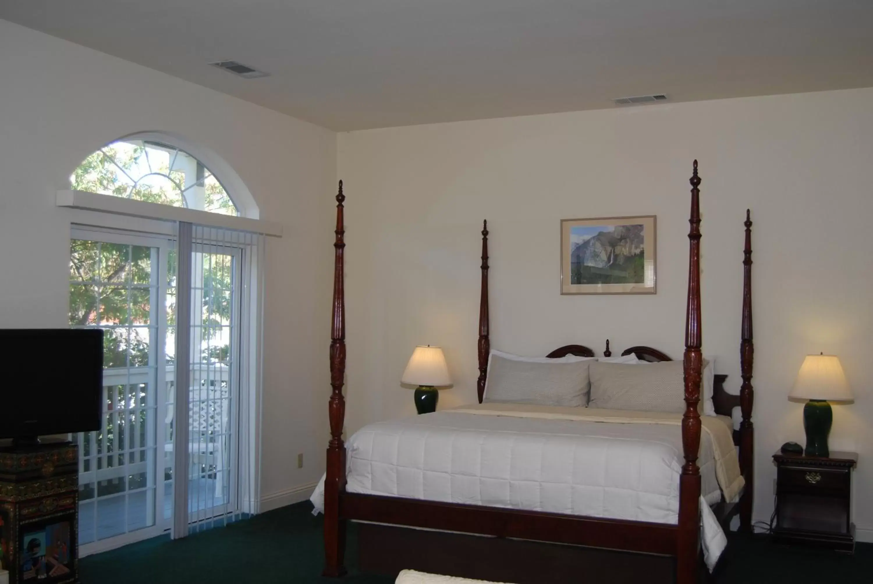 Photo of the whole room, Bed in 5th Street Inn