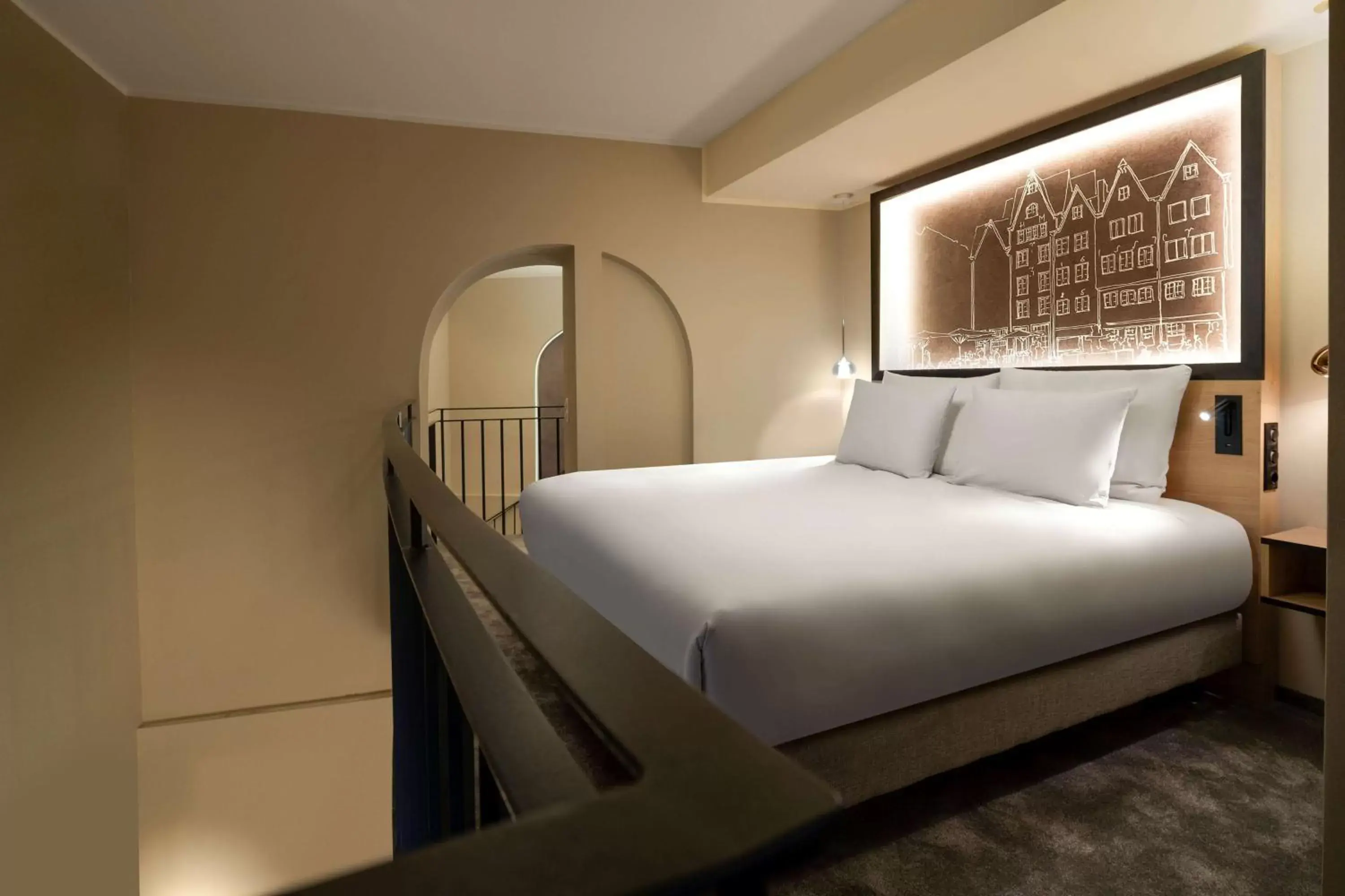 Bed in Wasserturm Hotel Cologne, Curio Collection by Hilton