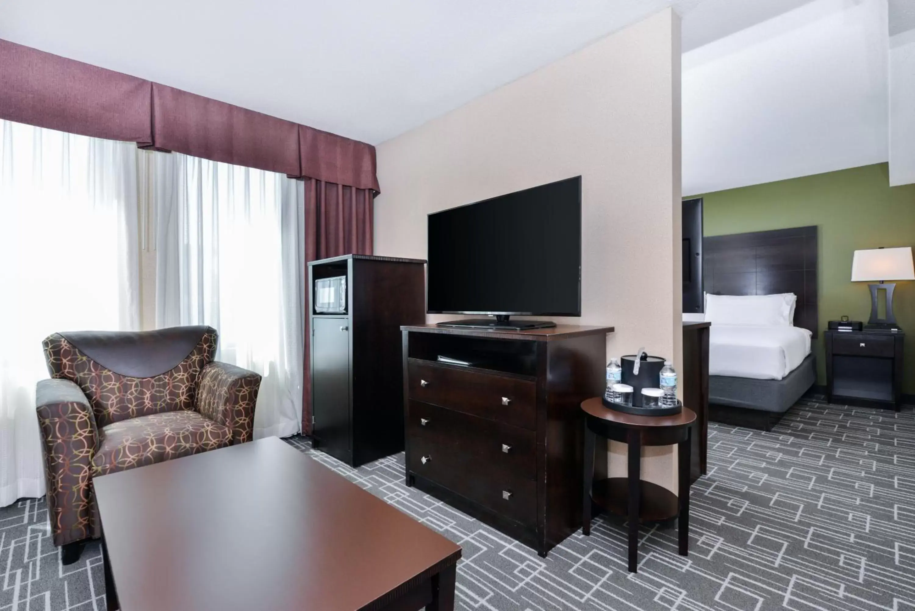 Photo of the whole room, Seating Area in Holiday Inn Charlotte Center City, an IHG Hotel