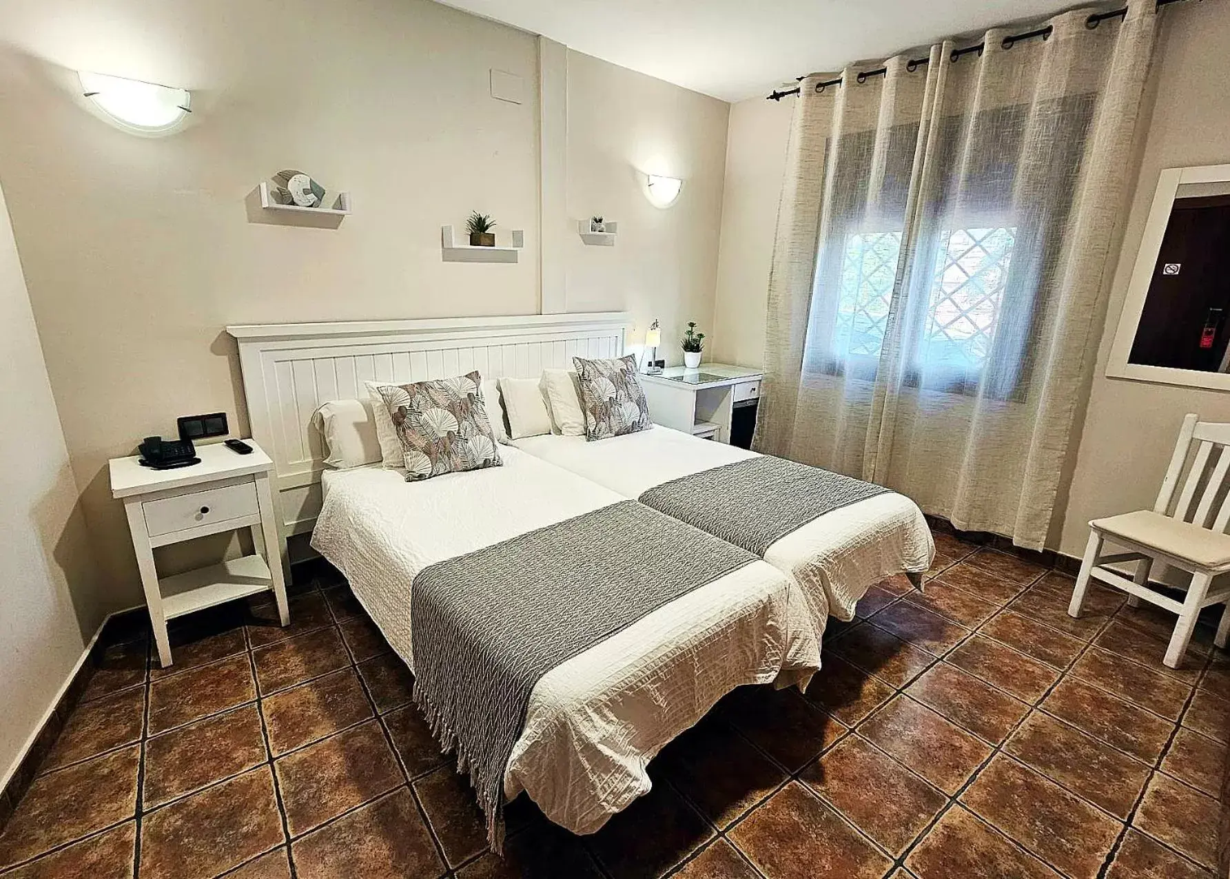 Bedroom, Bed in Hotel Medina de Toledo