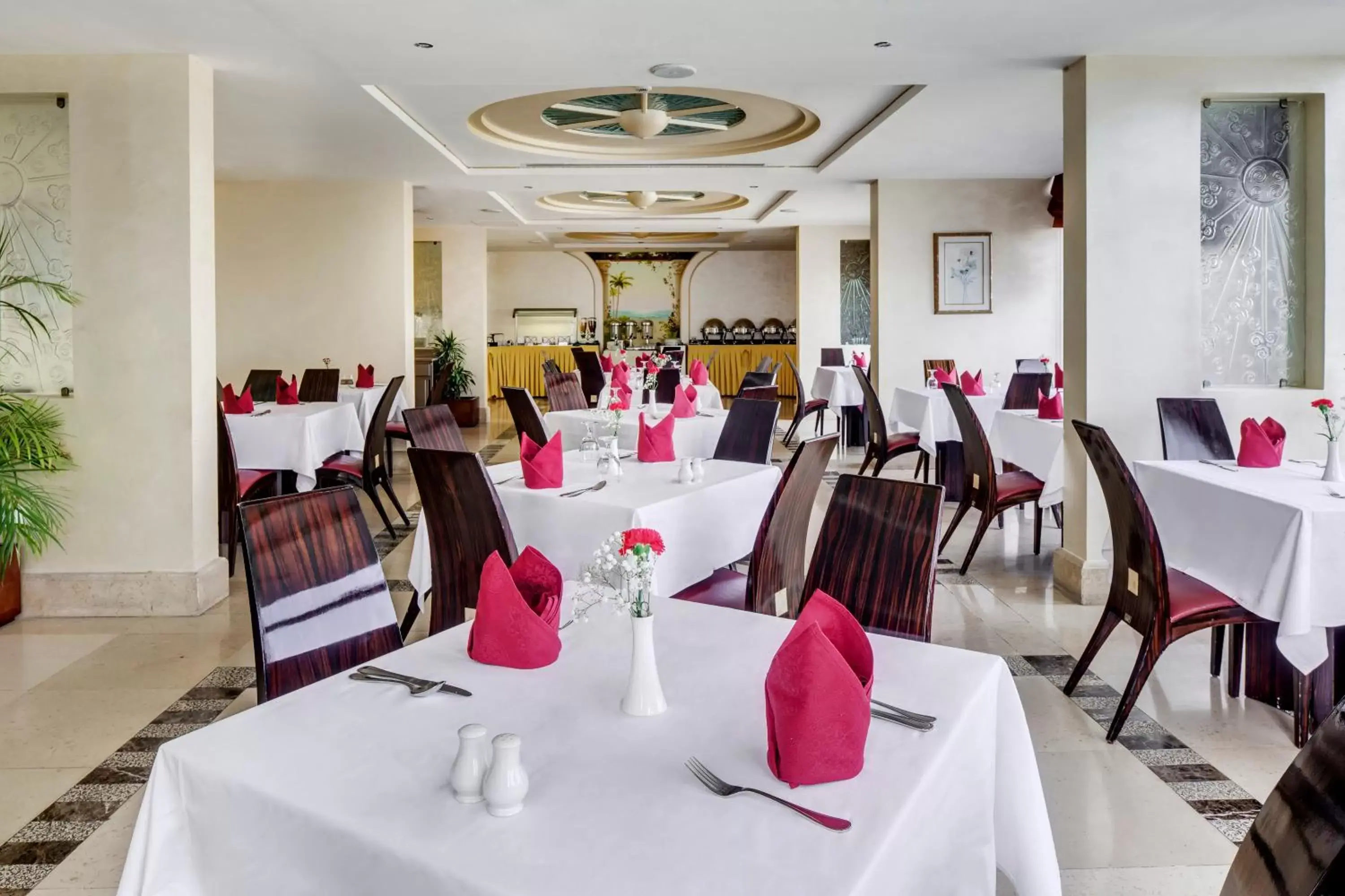 Restaurant/Places to Eat in Oryx Hotel