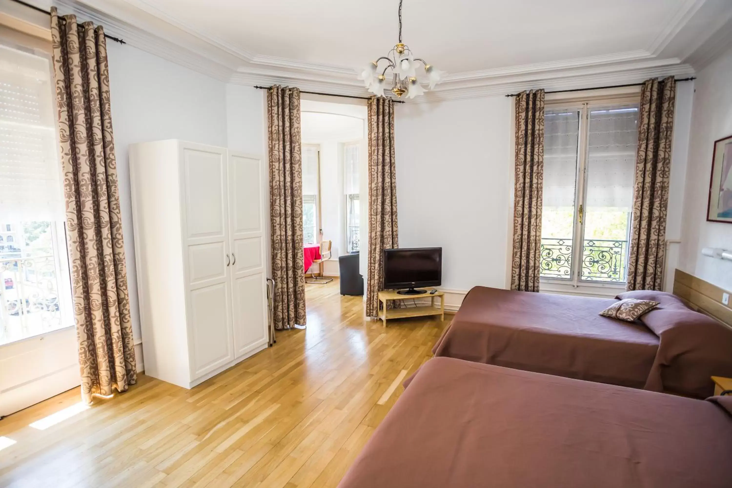 Bed, TV/Entertainment Center in Hotel des Tourelles