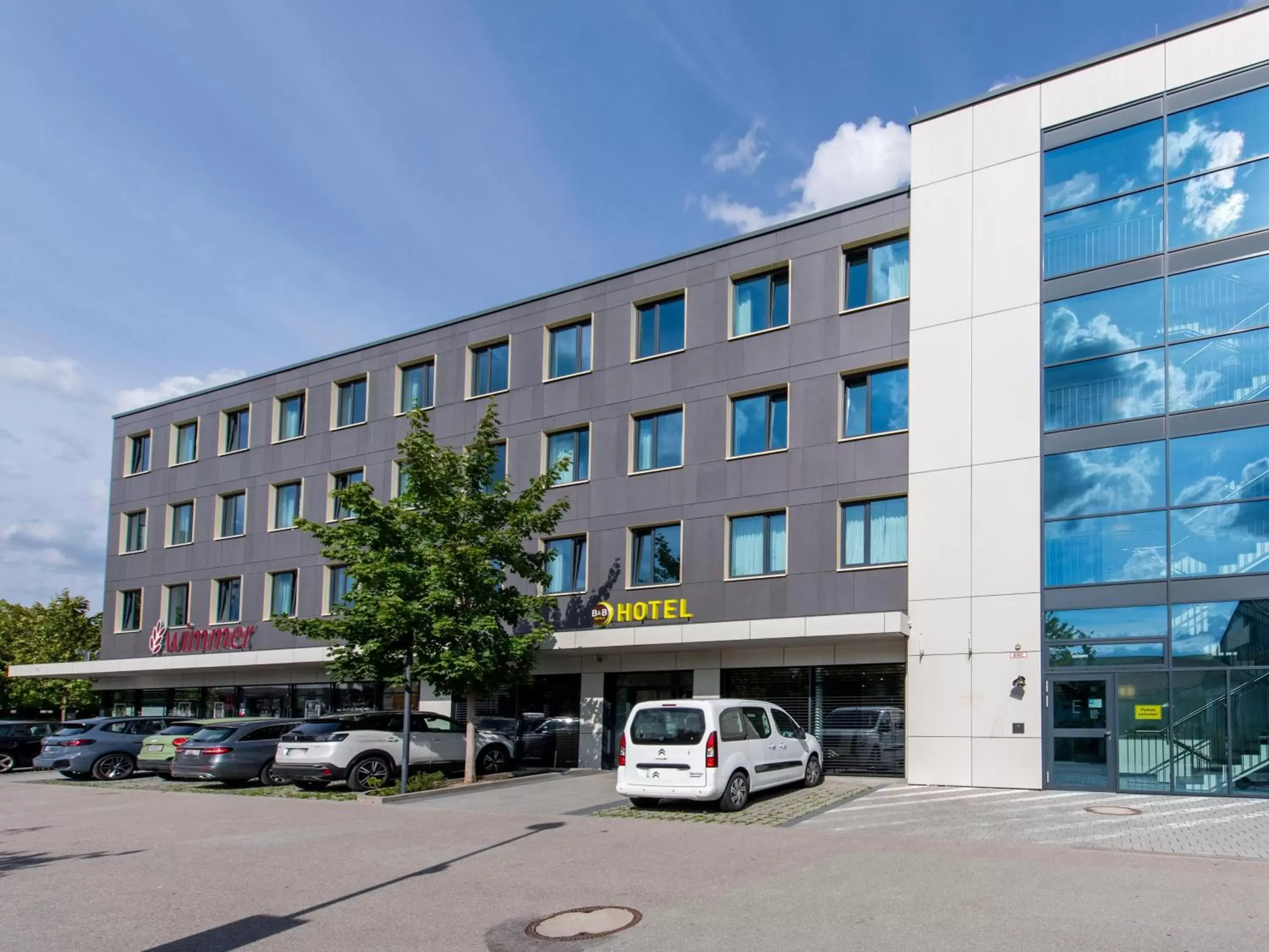 Property Building in B&B Hotel München-Olympiapark