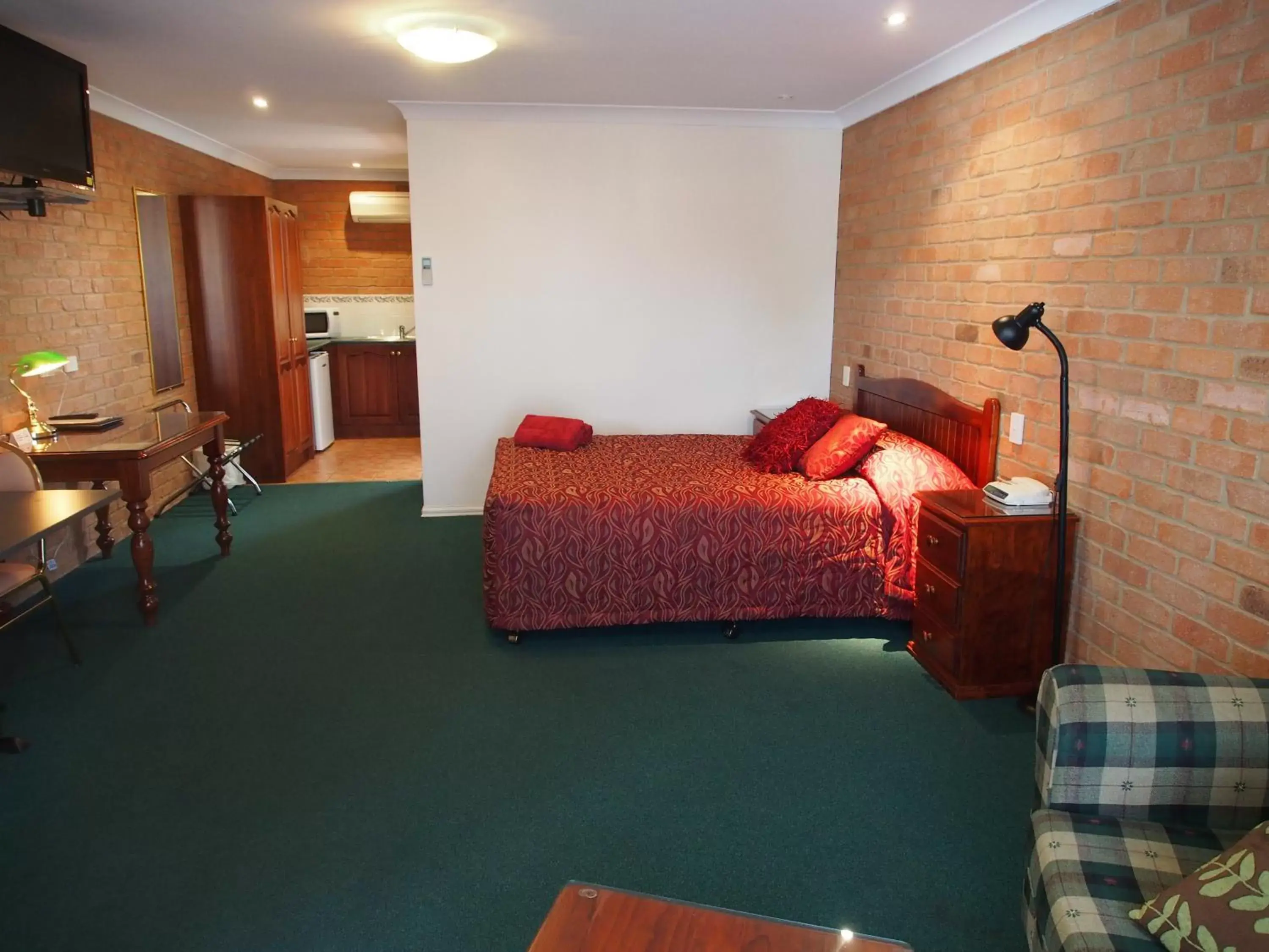 Photo of the whole room, Bed in Cobar Town & Country Motor Inn