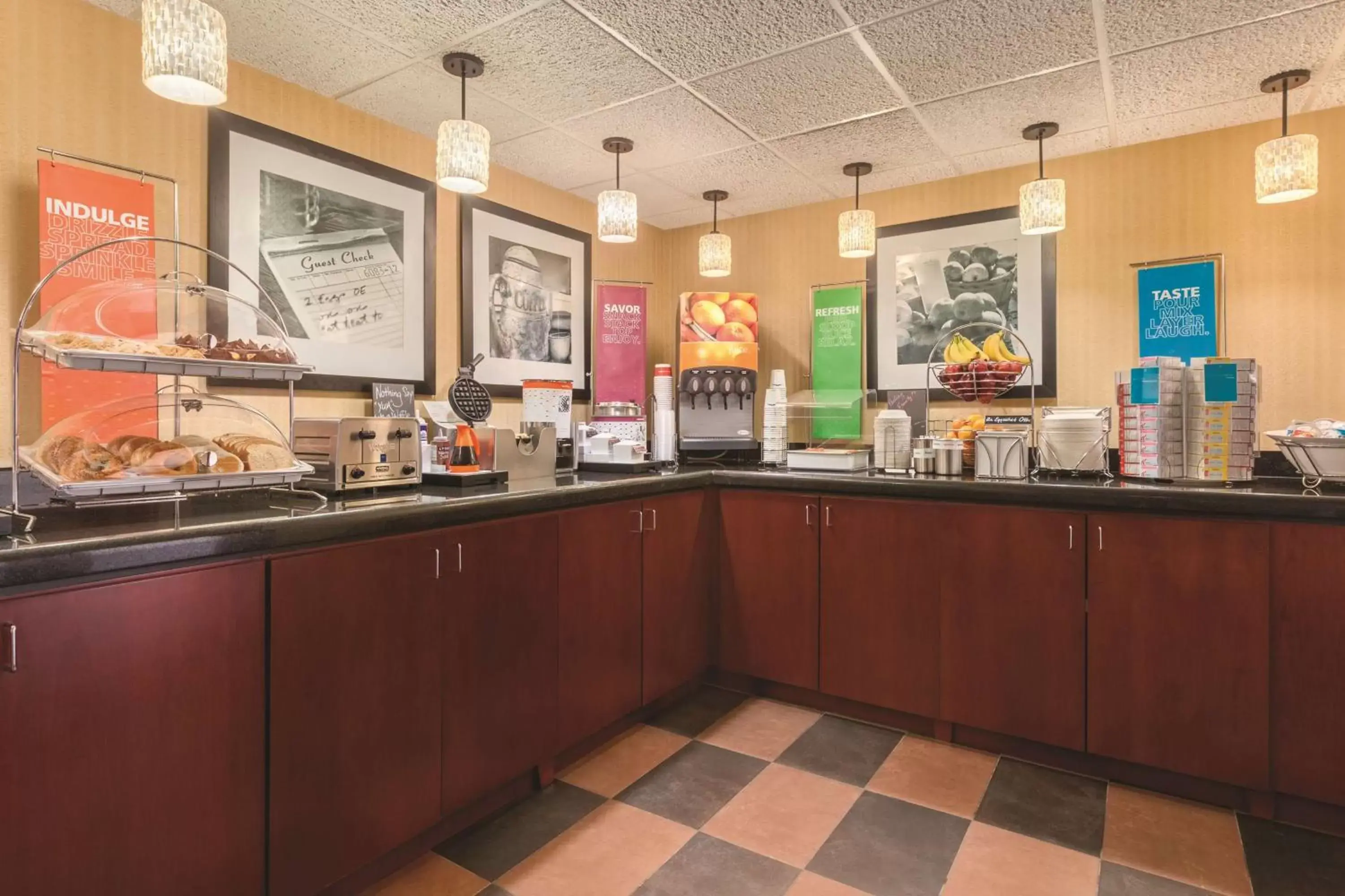 Breakfast, Restaurant/Places to Eat in Hampton Inn Des Moines-Airport