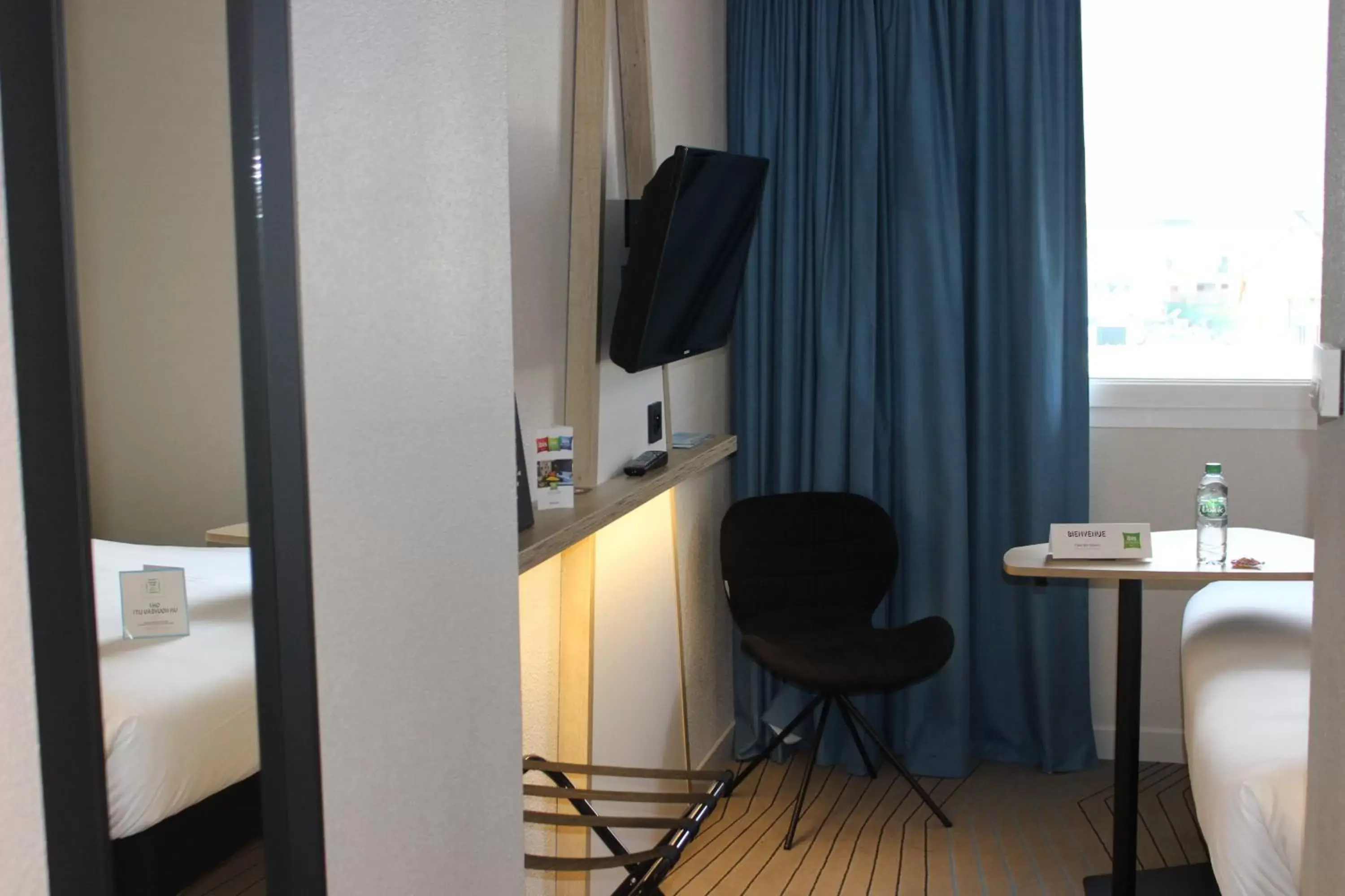 Bed, TV/Entertainment Center in Ibis Styles Crolles Grenoble A41