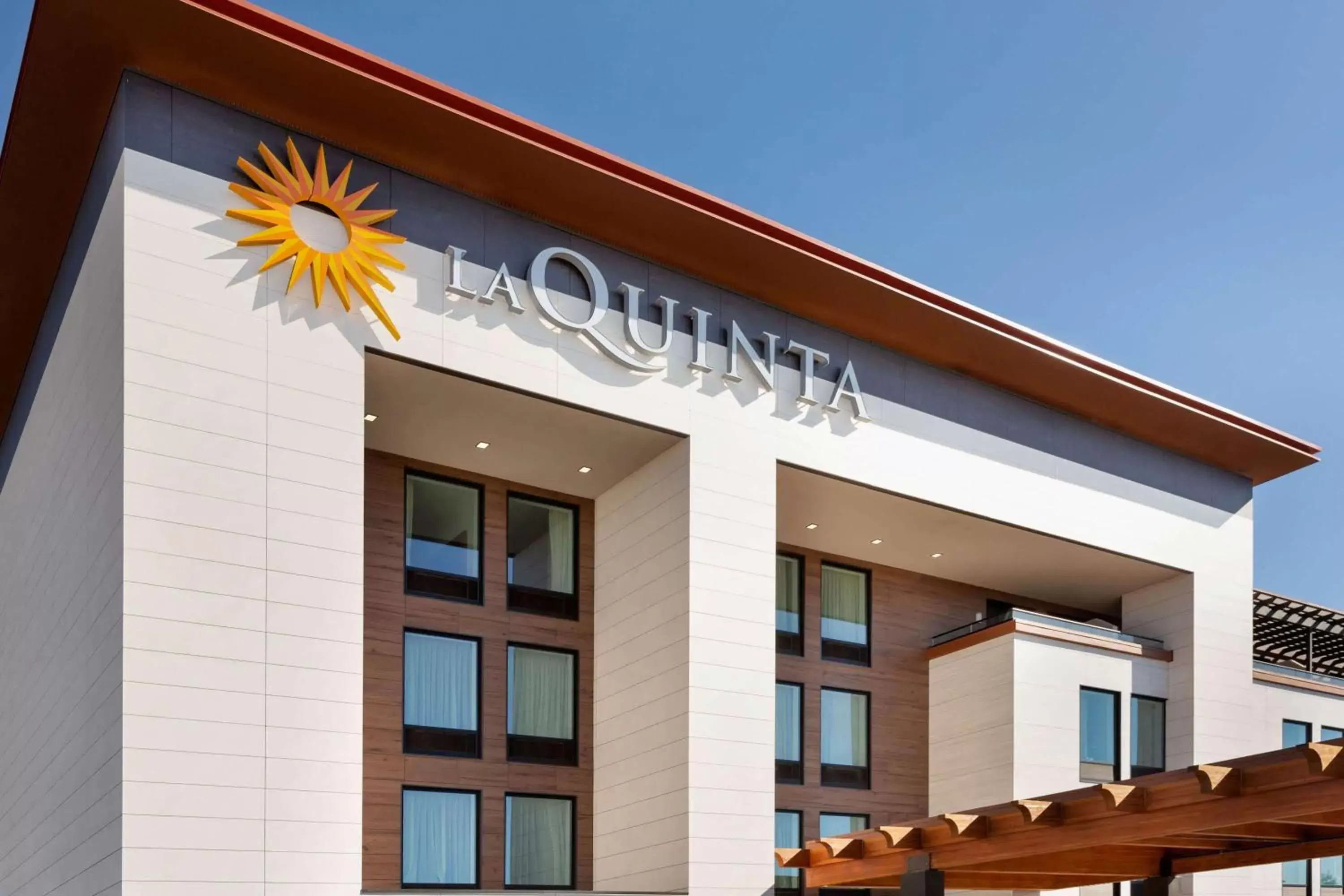 Property building in La Quinta Inn & Suites by Wyndham Santa Rosa Sonoma