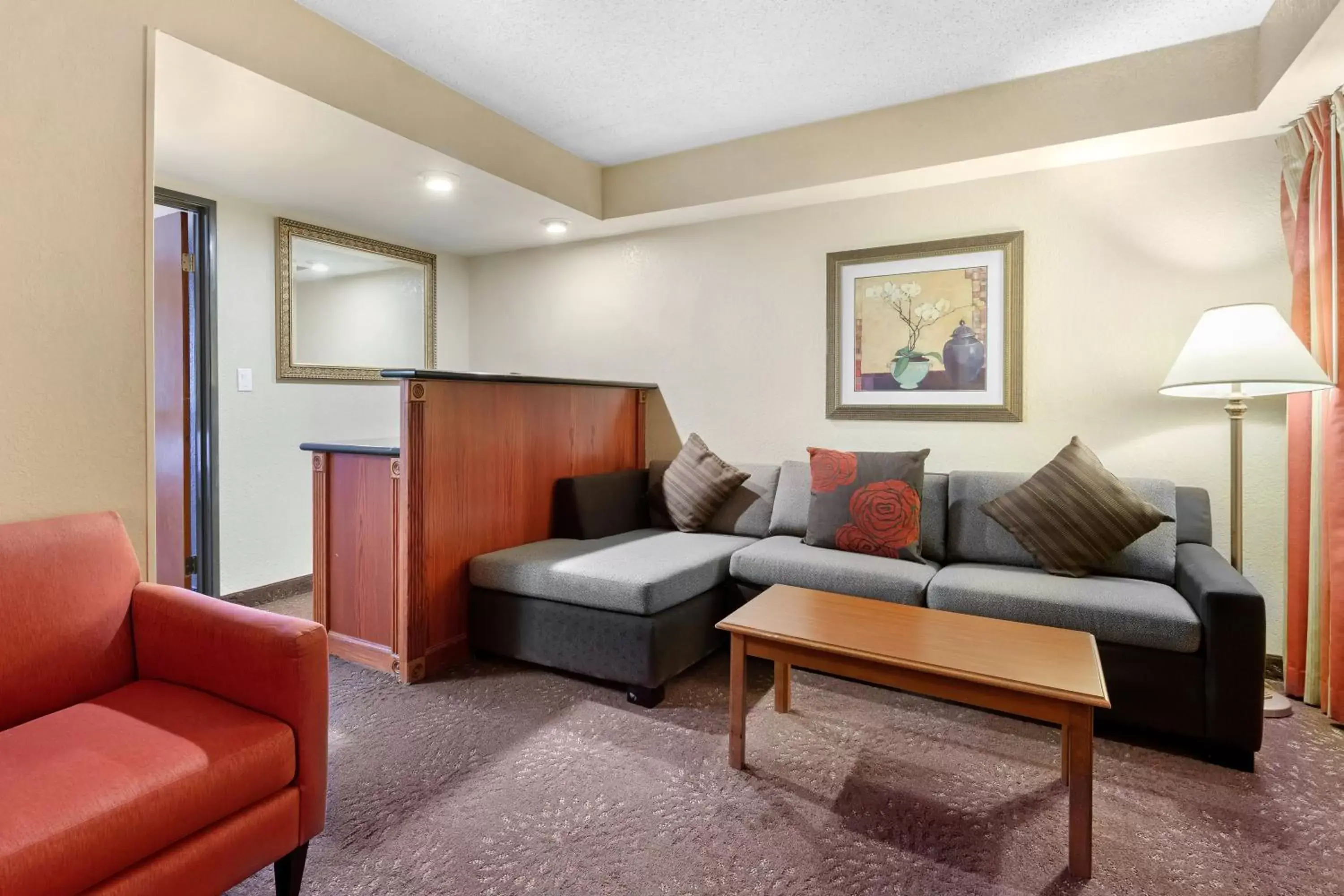 Photo of the whole room, Seating Area in Holiday Inn Express Chicago-Downers Grove, an IHG Hotel