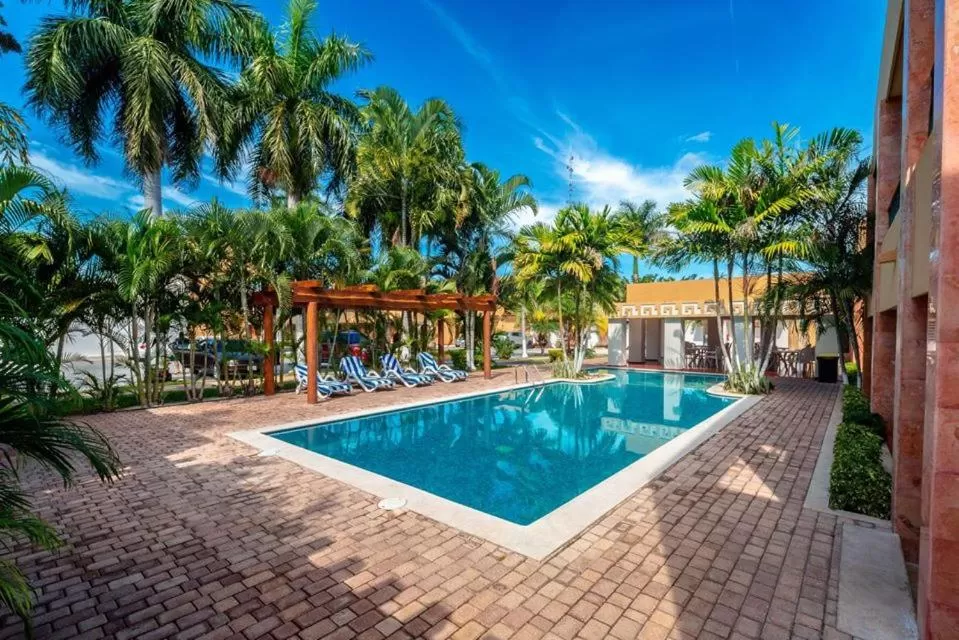 Swimming pool in Tecnohotel Itzáes