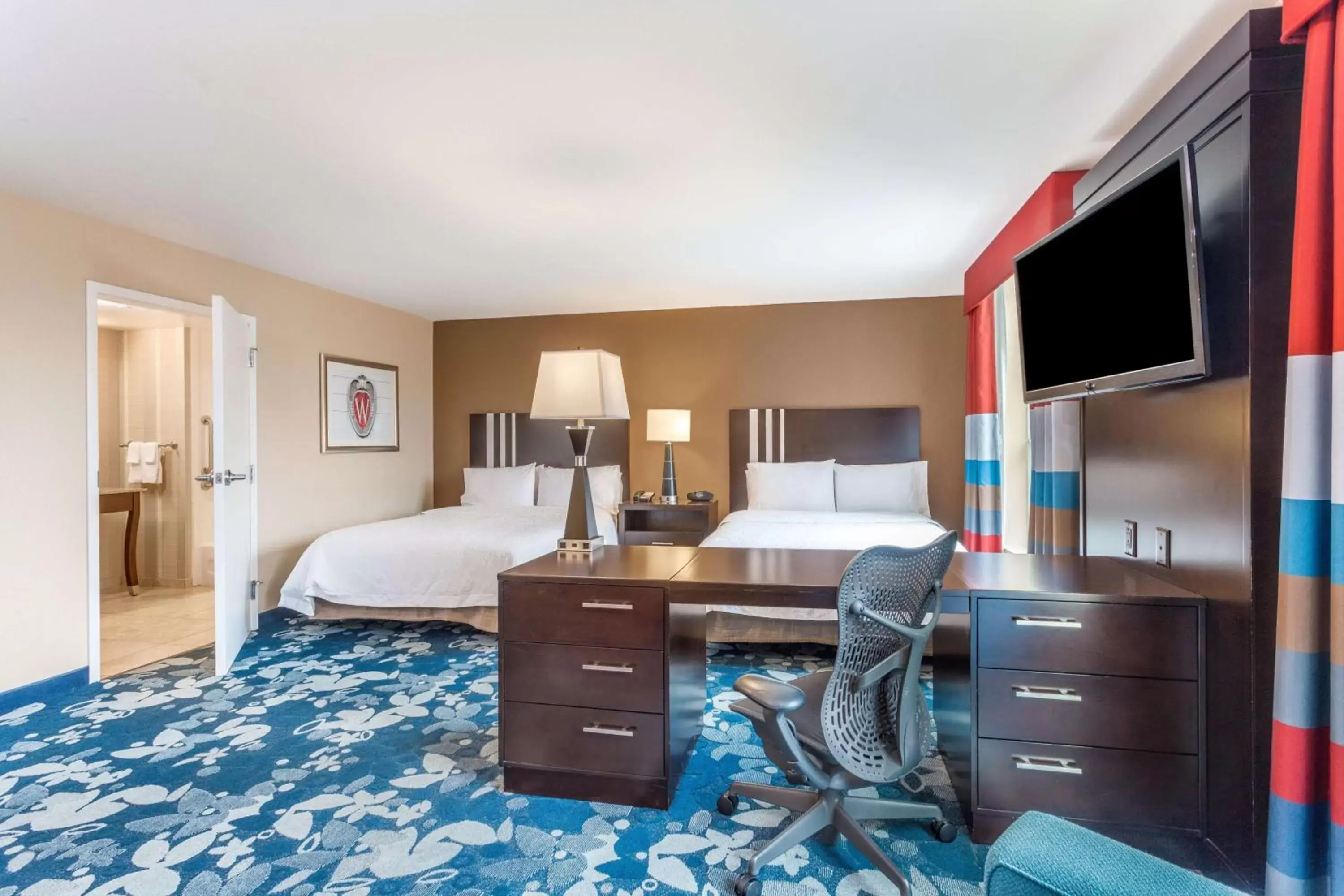 Bedroom, TV/Entertainment Center in Hampton Inn & Suites Madison Downtown
