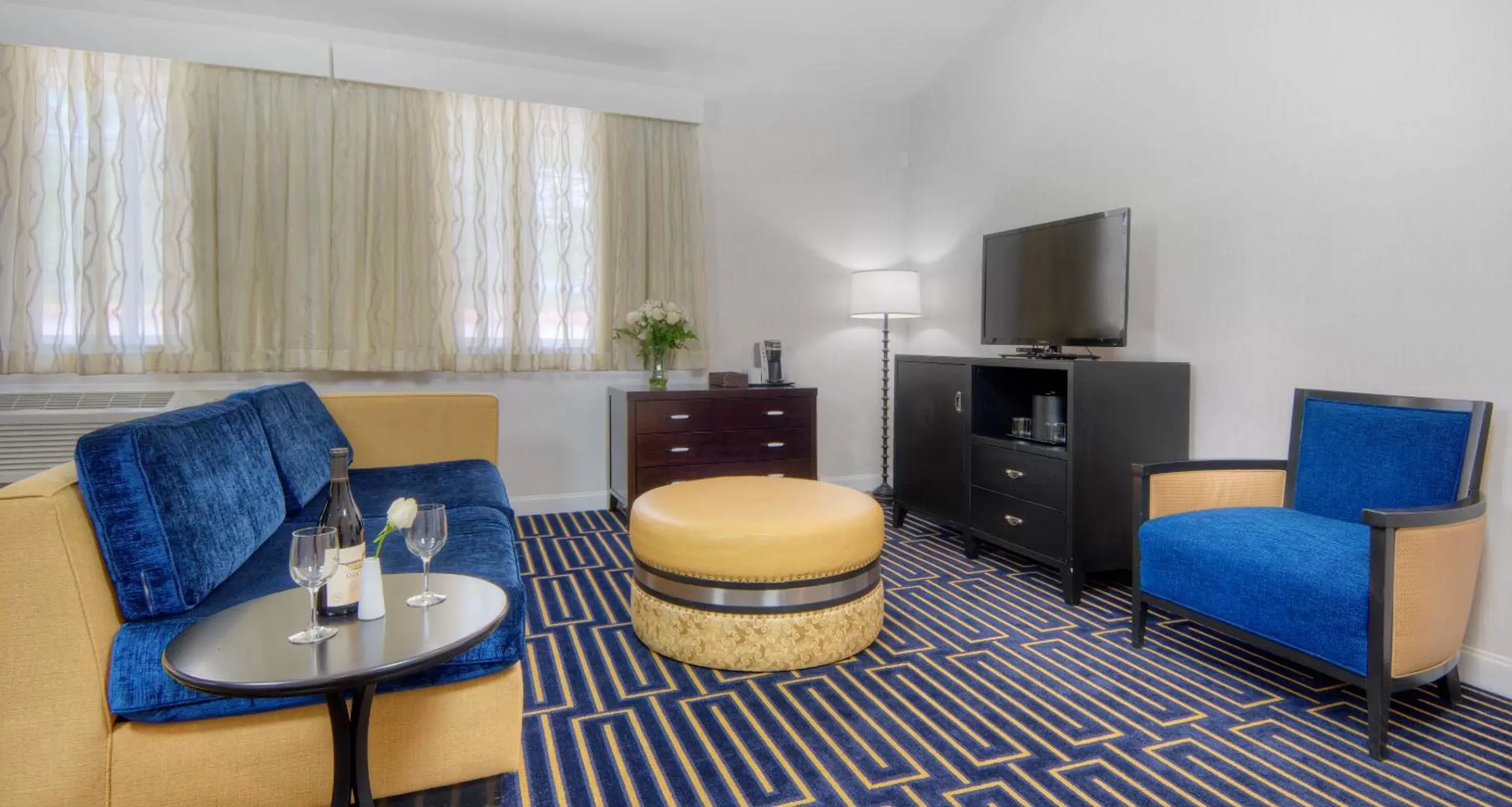 Living room, Seating Area in Best Western Plus Palm Court Hotel