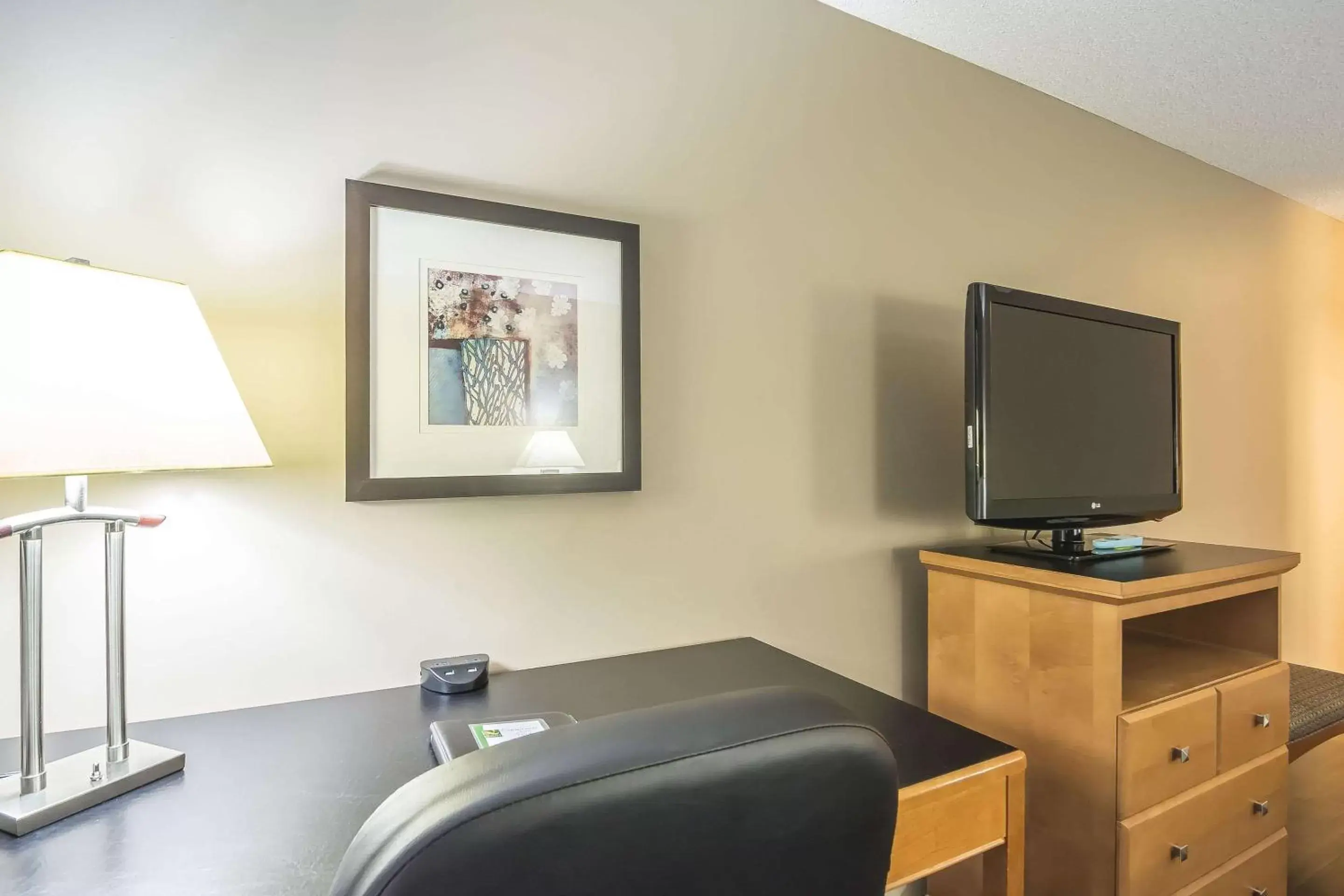 Photo of the whole room, TV/Entertainment Center in Quality Inn West Edmonton