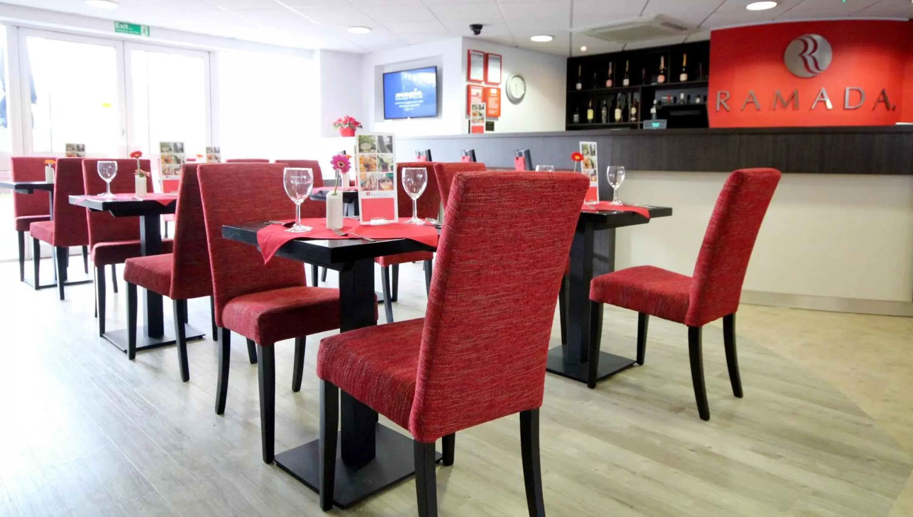 Lounge or bar, Restaurant/Places to Eat in Ramada London Stansted Airport