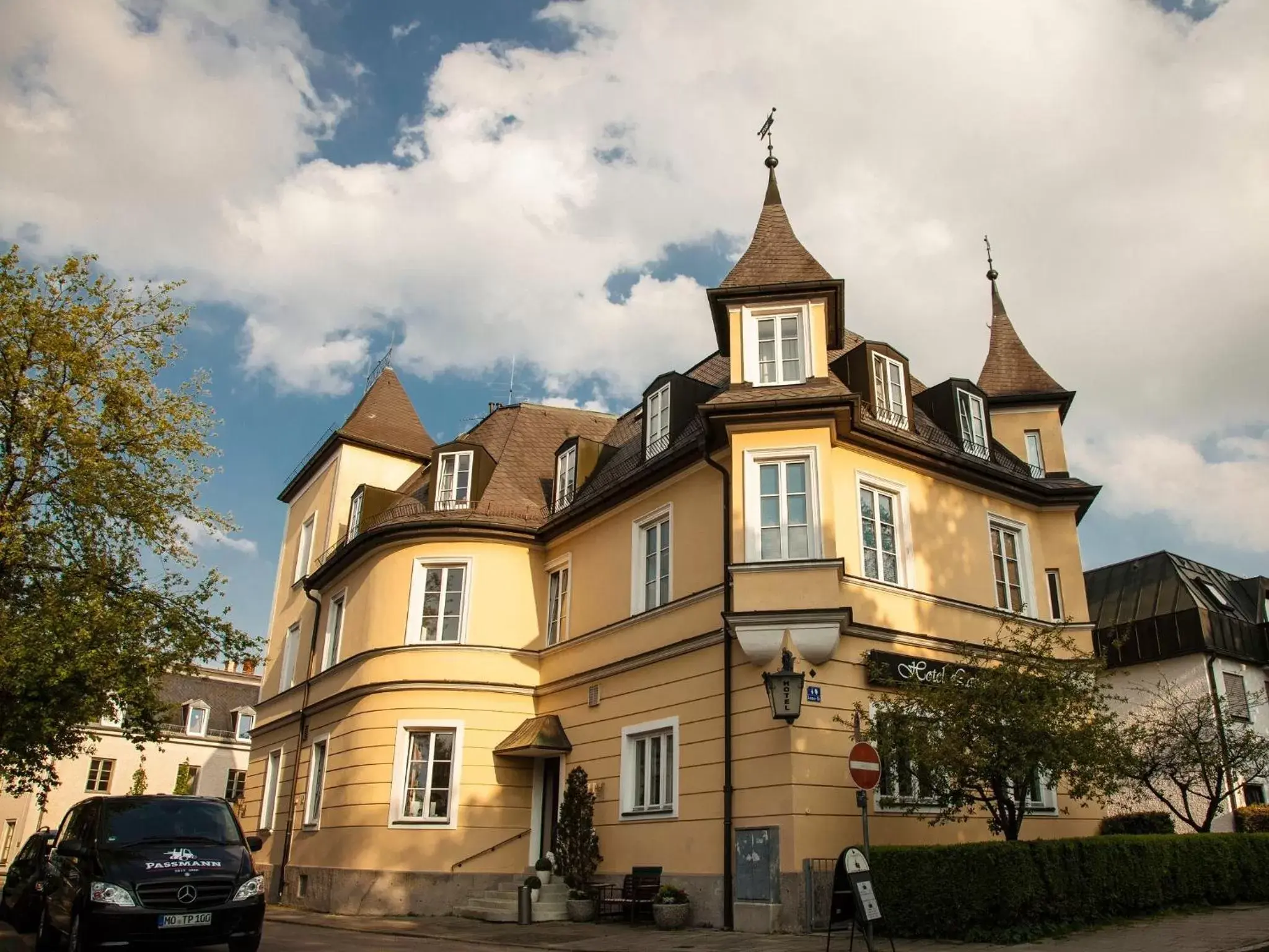 Facade/entrance, Property Building in Laimer Hof am Schloss Nymphenburg