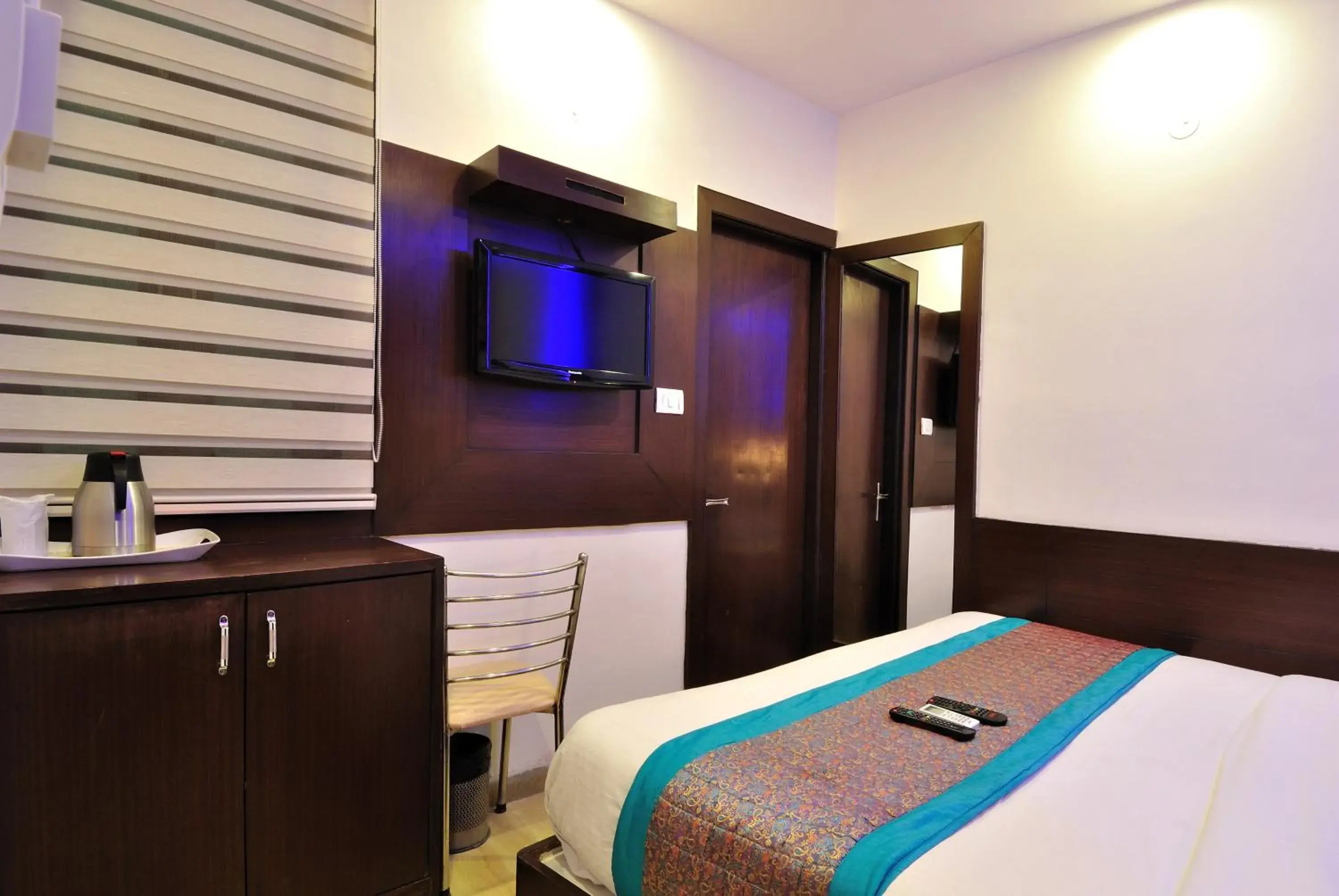 Bedroom, TV/Entertainment Center in Hotel Nirmal Mahal by Sushant Travels