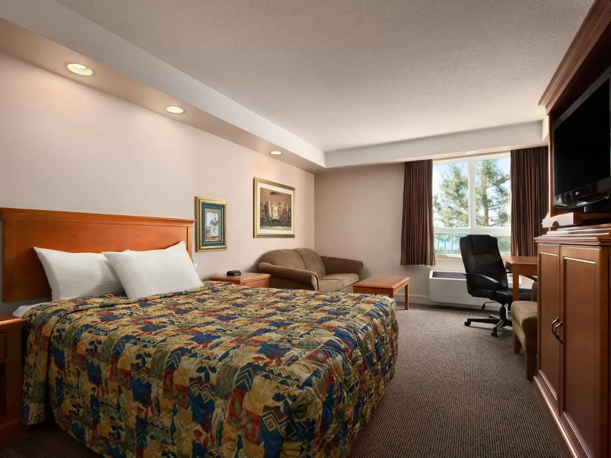 Queen Room - Disability Access in Travelodge by Wyndham Spruce Grove