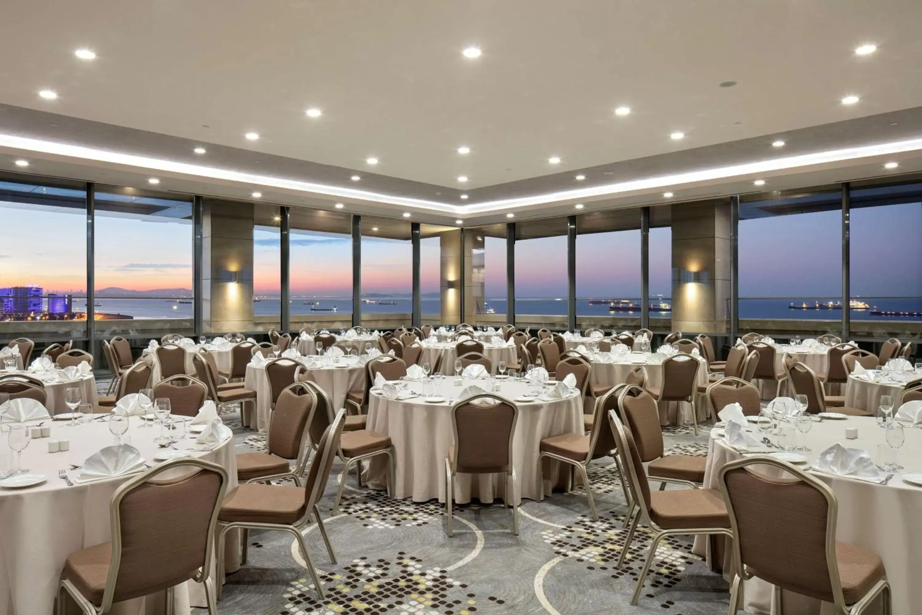 Meeting/conference room, Restaurant/Places to Eat in Hilton Istanbul Bakirkoy