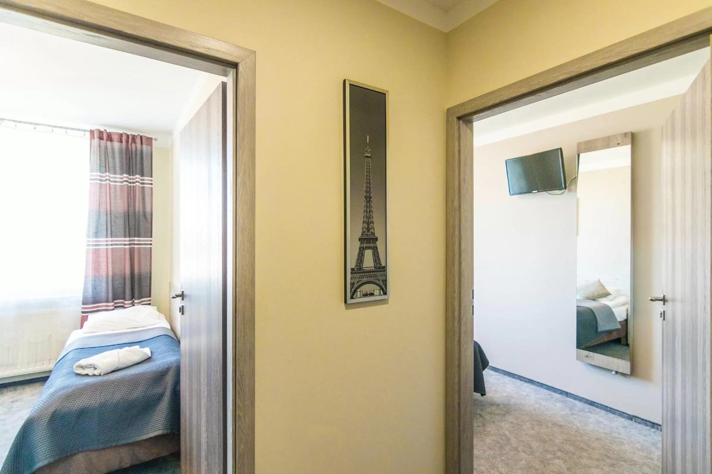 Photo of the whole room, Bed in Resident Rene