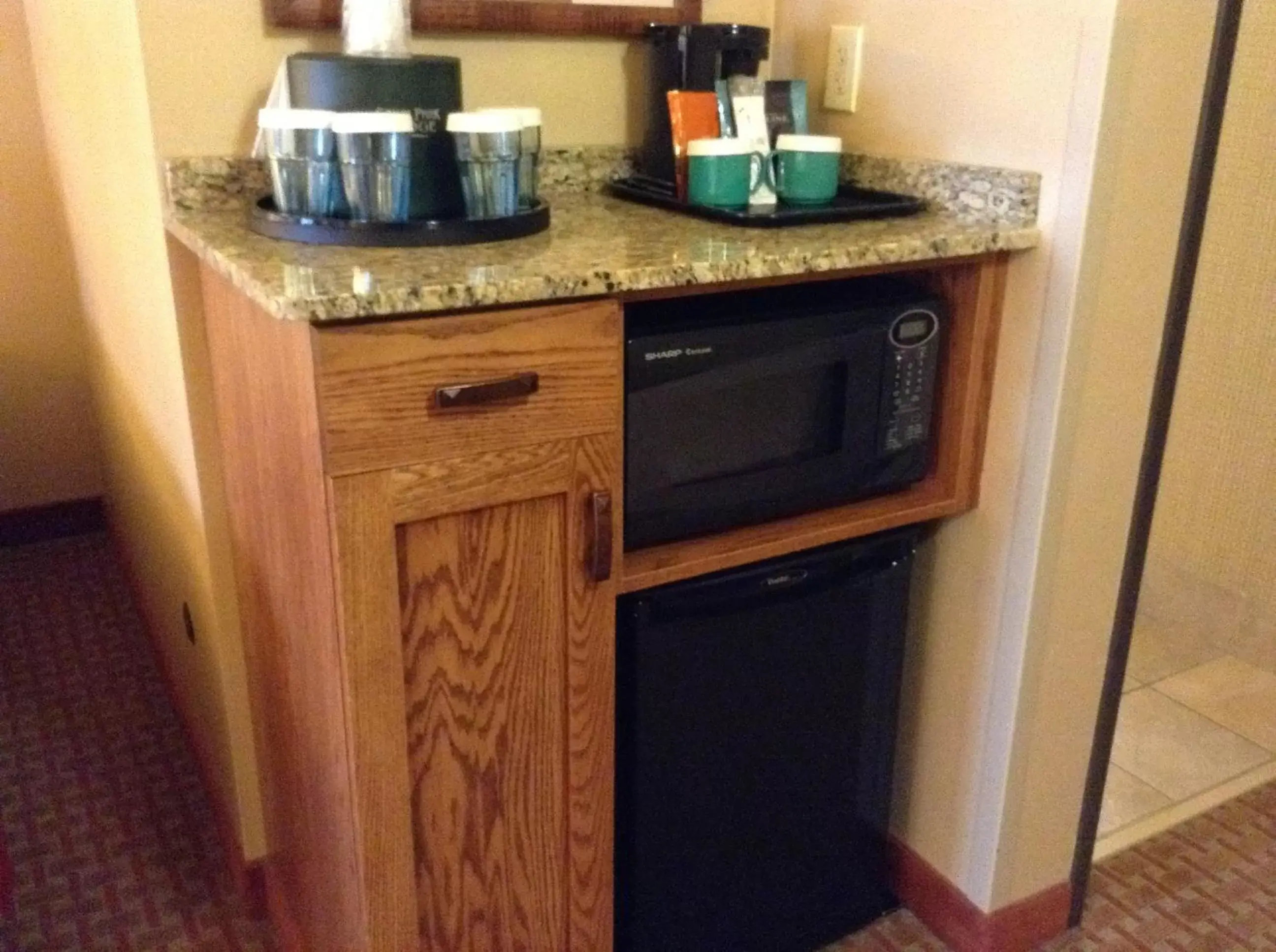 Coffee/tea facilities, Kitchen/Kitchenette in Canal Park Lodge