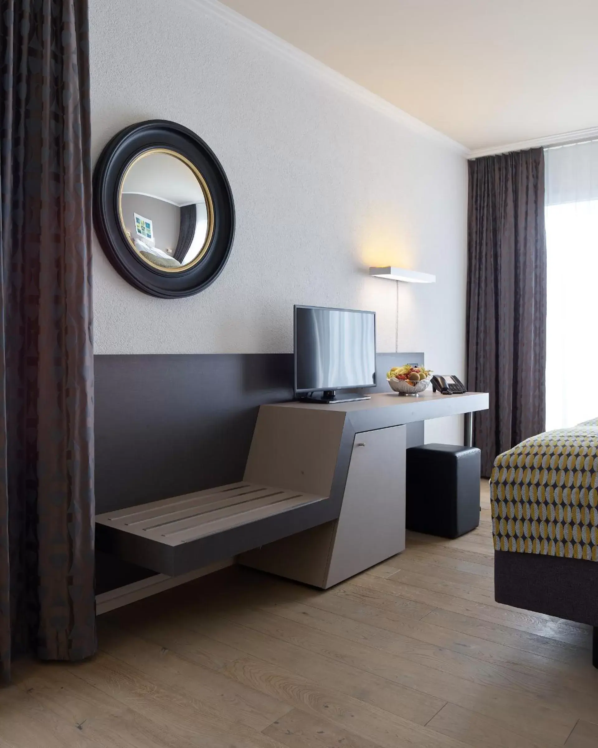 hair dresser, TV/Entertainment Center in Hotel Berchtold