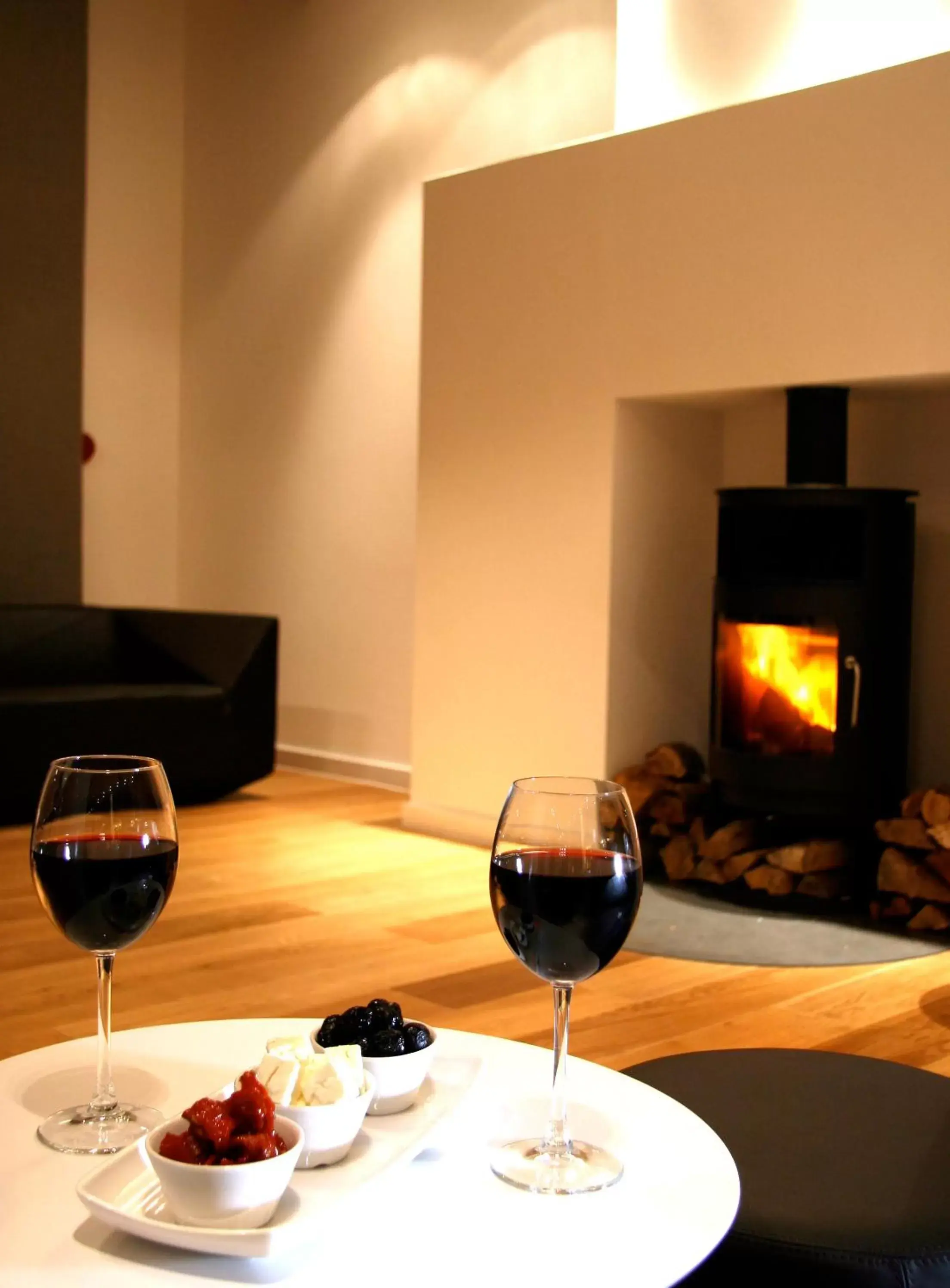 Food and drinks, TV/Entertainment Center in Sleeperz Hotel Cardiff
