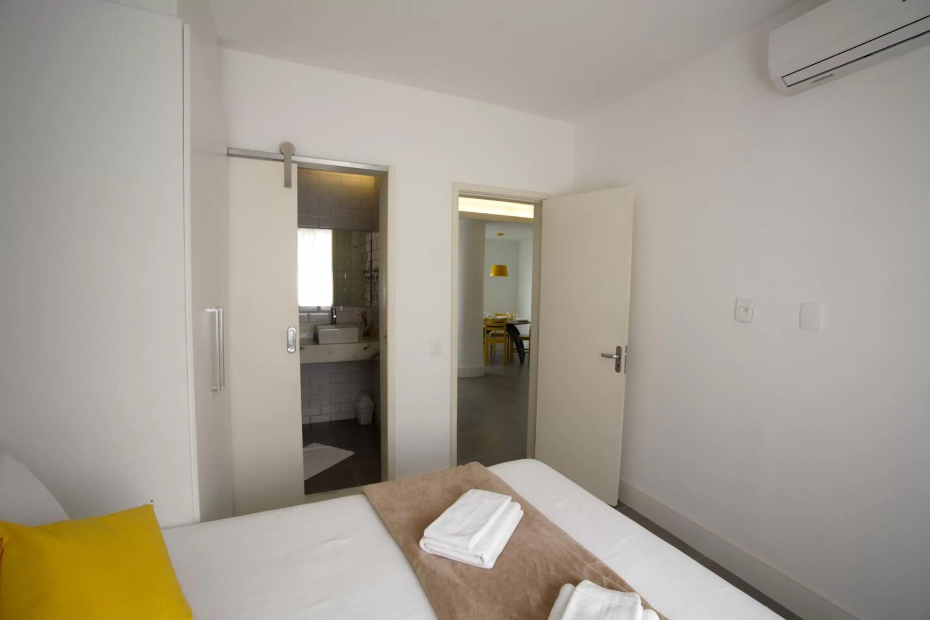 Bathroom, Bed in Sugar Loft Apartments
