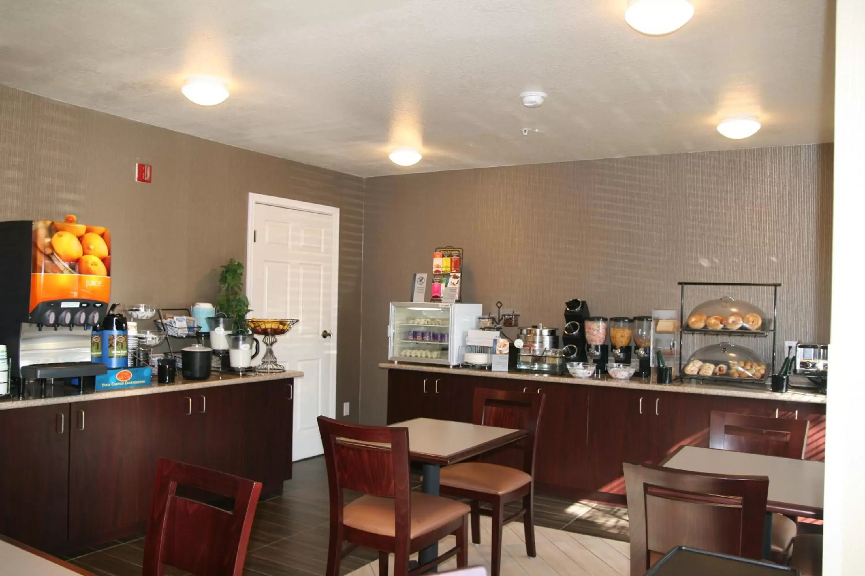 Coffee/tea facilities, Restaurant/Places to Eat in Best Western Luxury Inn