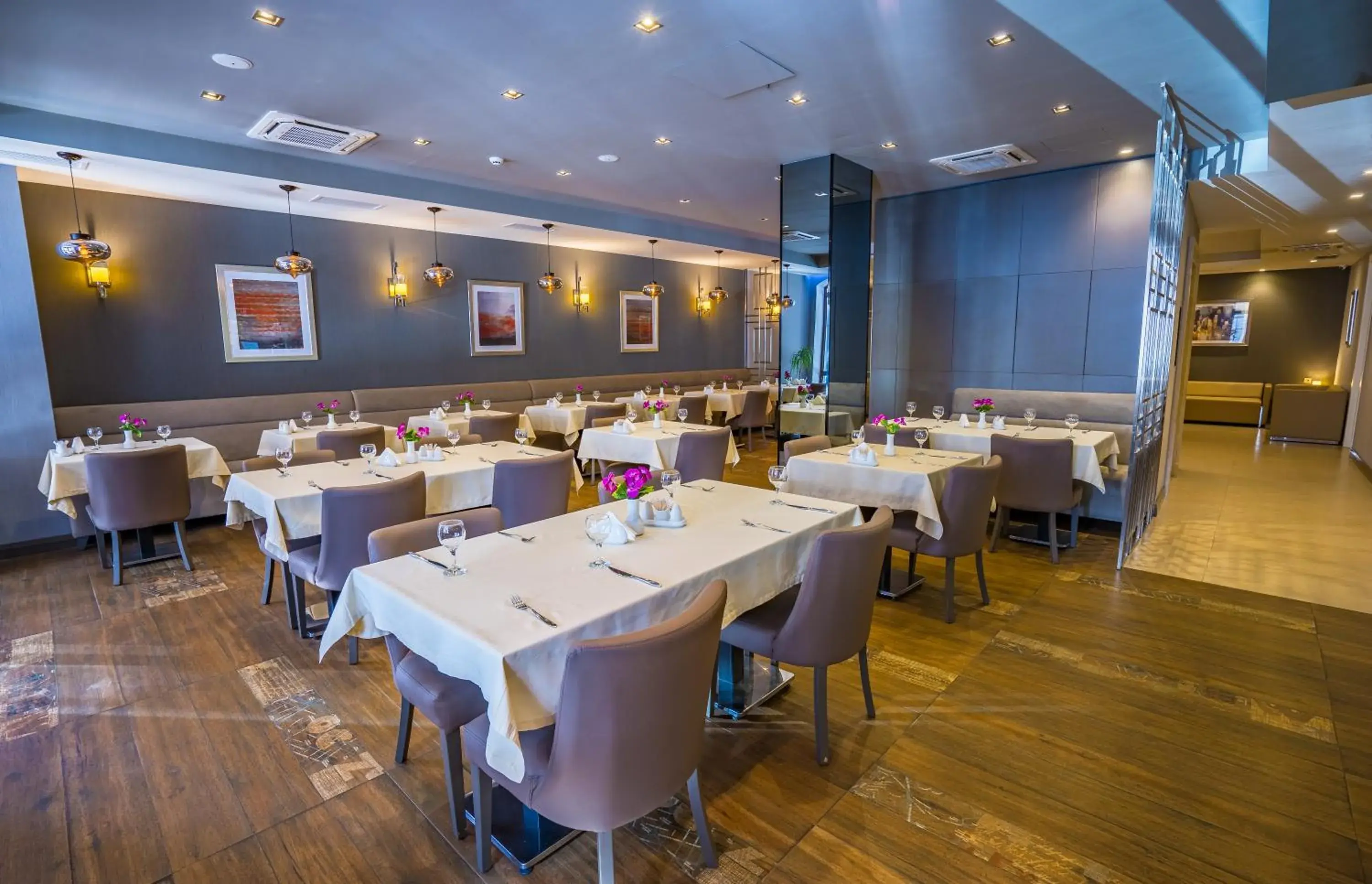 Restaurant/places to eat in City Avenue Hotel