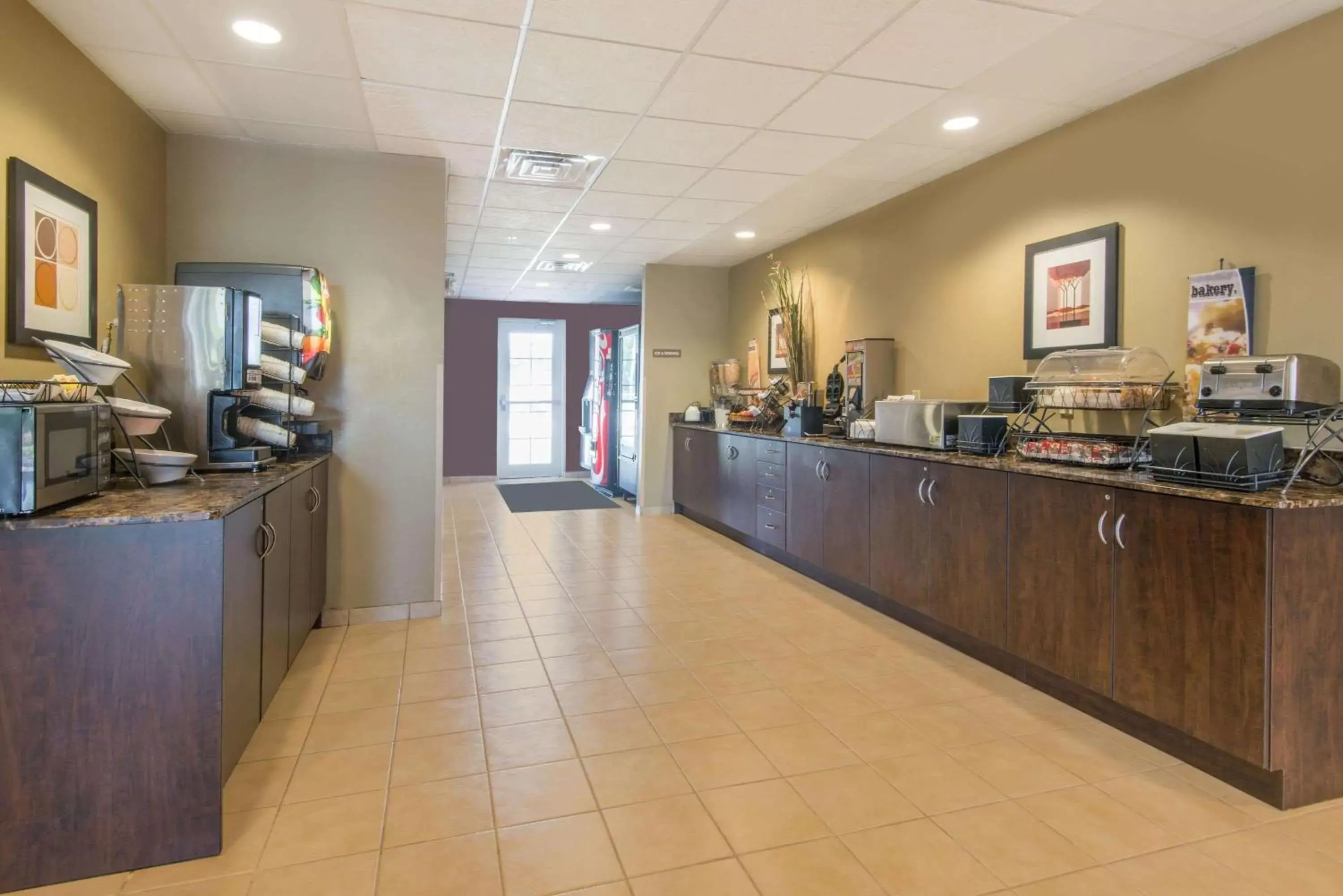 Restaurant/places to eat, Kitchen/Kitchenette in Microtel Inn and Suites Montgomery
