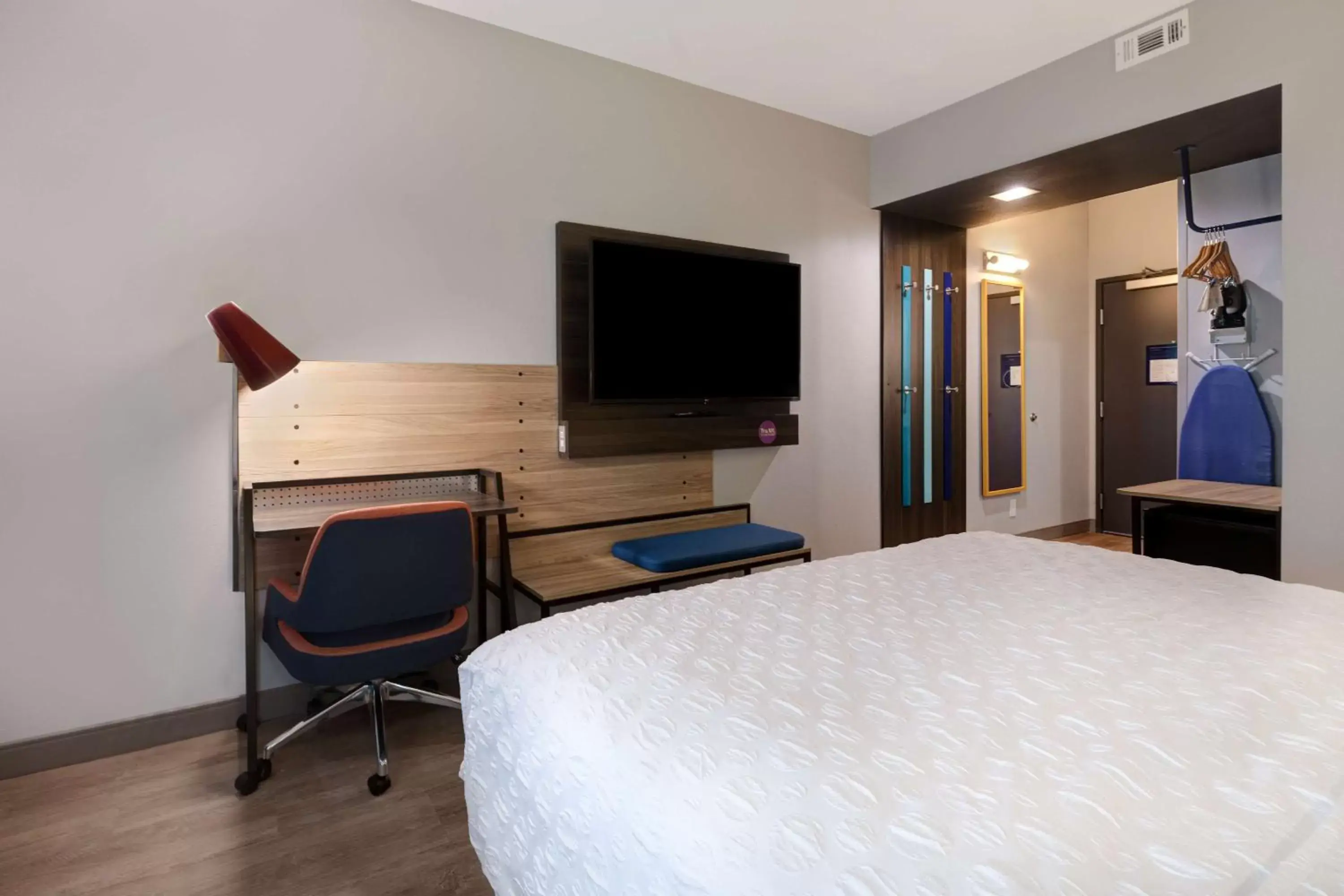 Bedroom, TV/Entertainment Center in Tru By Hilton Galveston, Tx