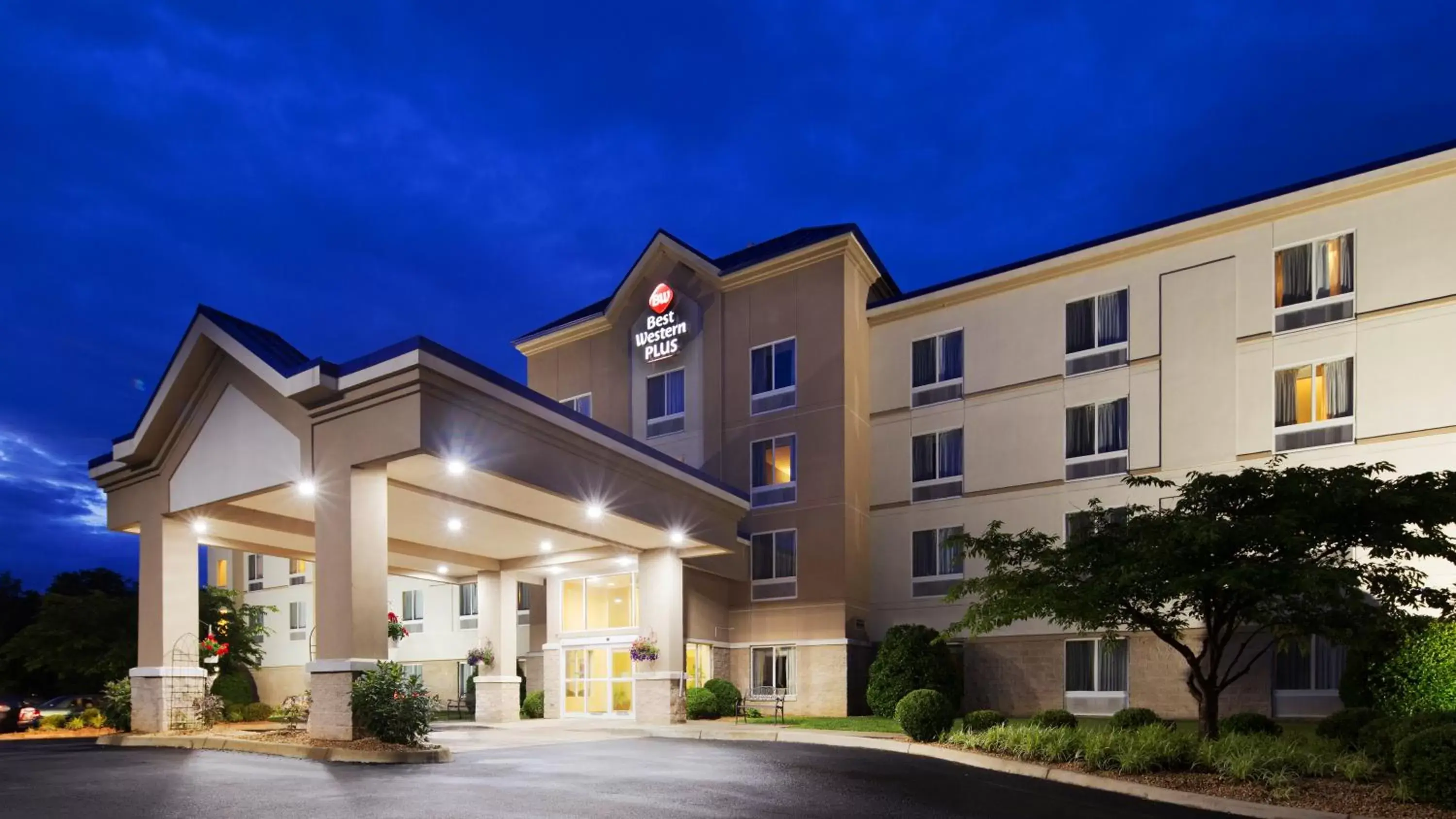 Facade/entrance, Property Building in Best Western Plus Waynesboro