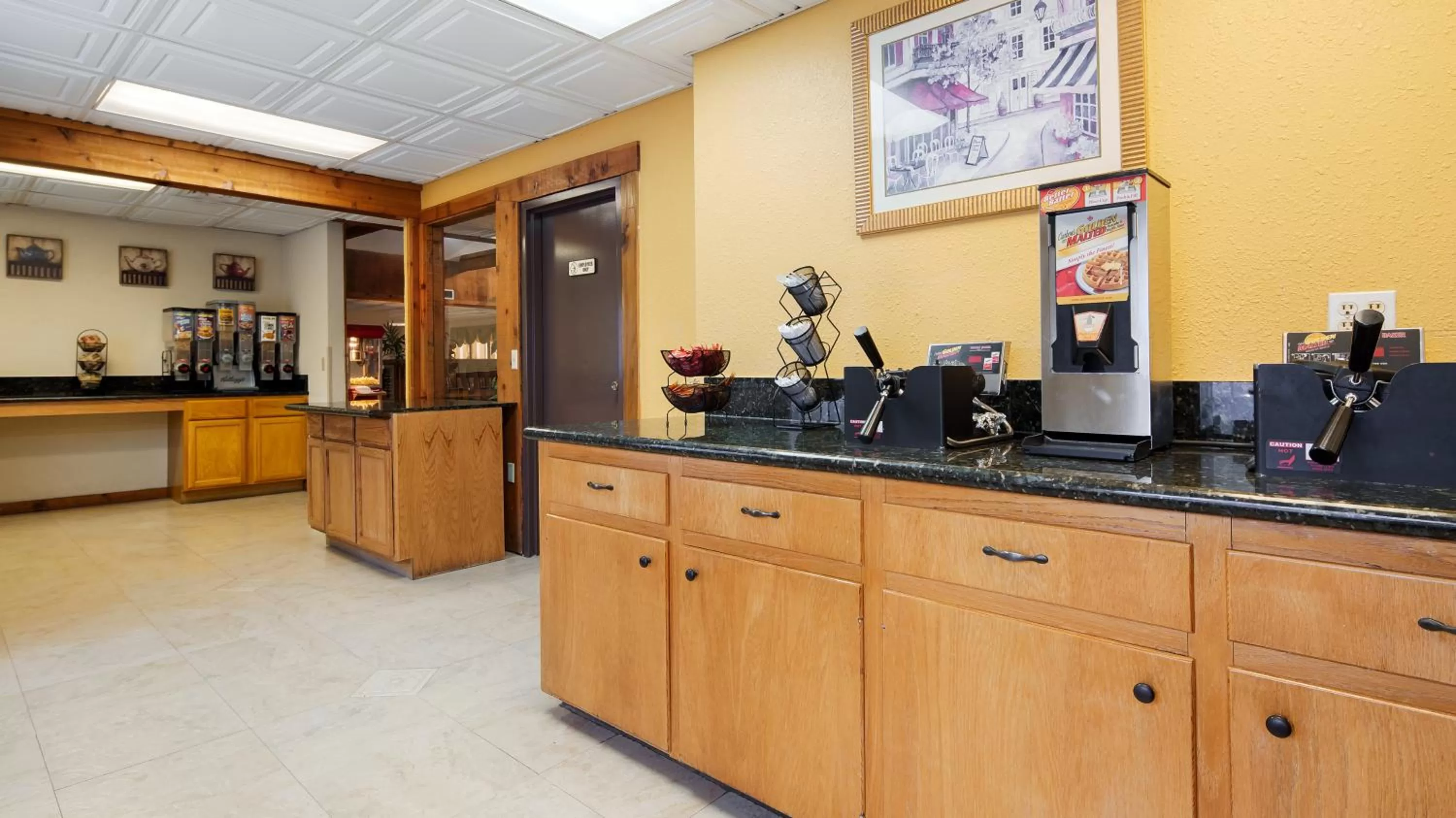 Breakfast in SureStay Plus Hotel by Best Western Wytheville