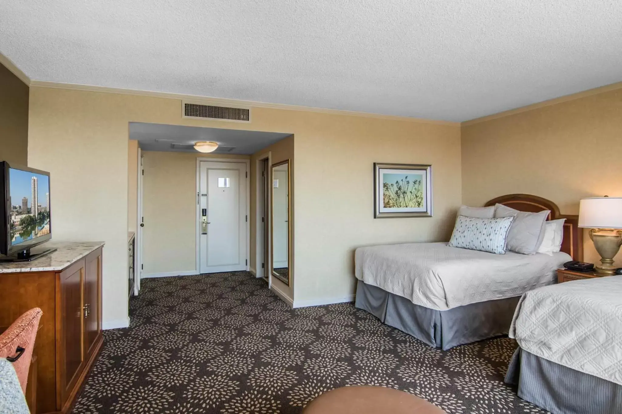 Photo of the whole room, Bed in Omni Las Colinas Hotel