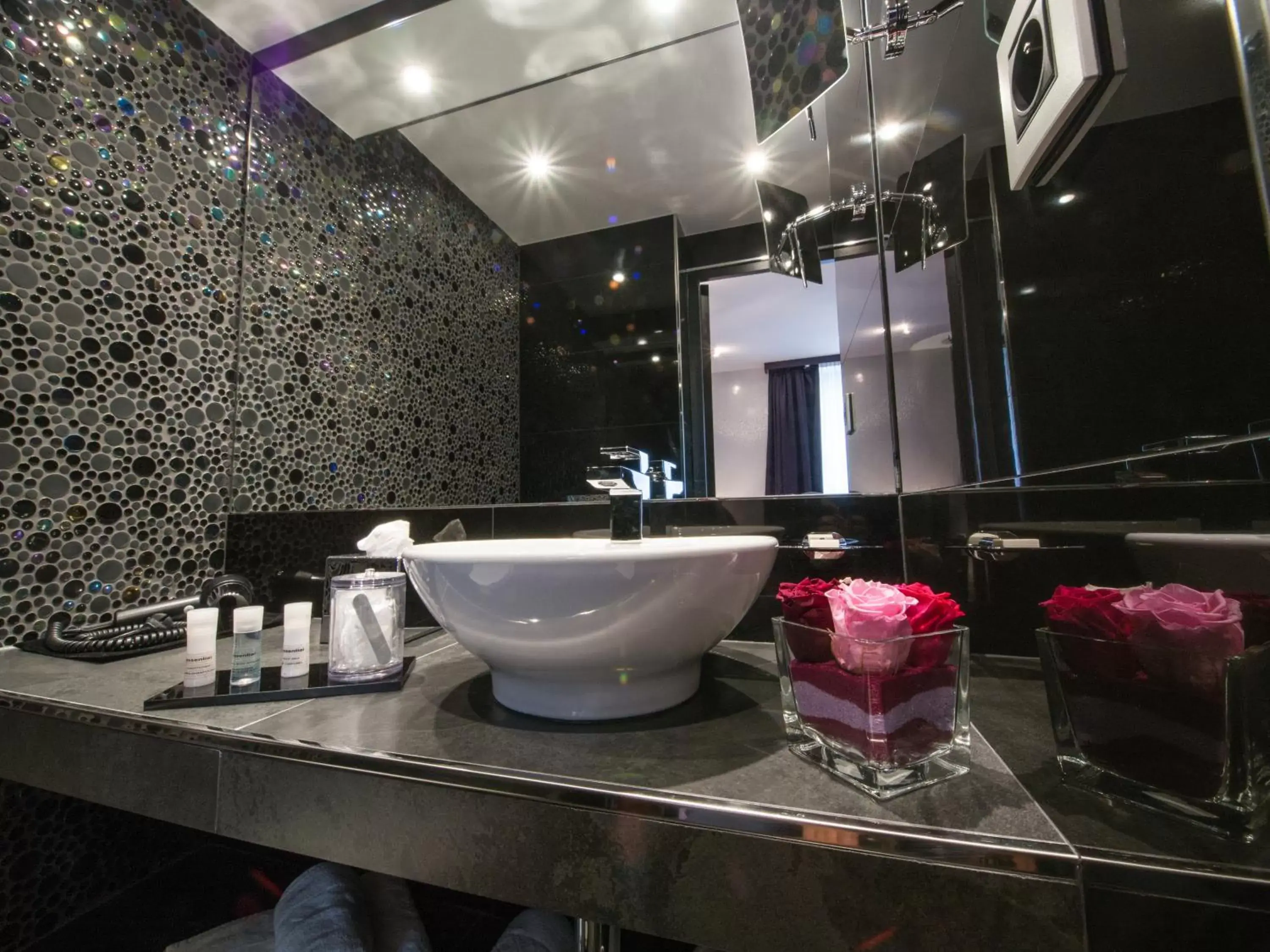 Shower, Bathroom in Hotel Splendor Elysées