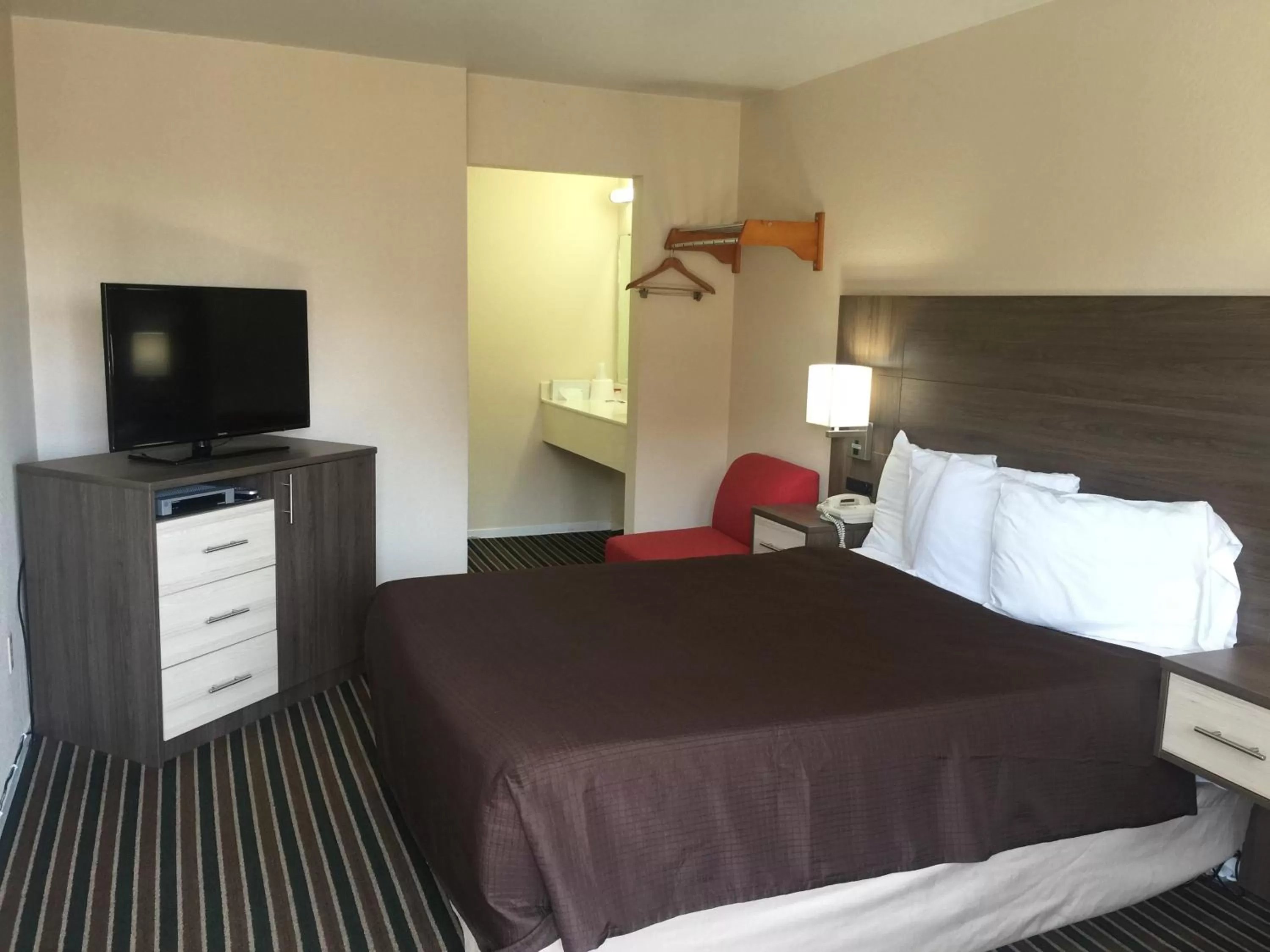 Photo of the whole room, Bed in Beachview Inn