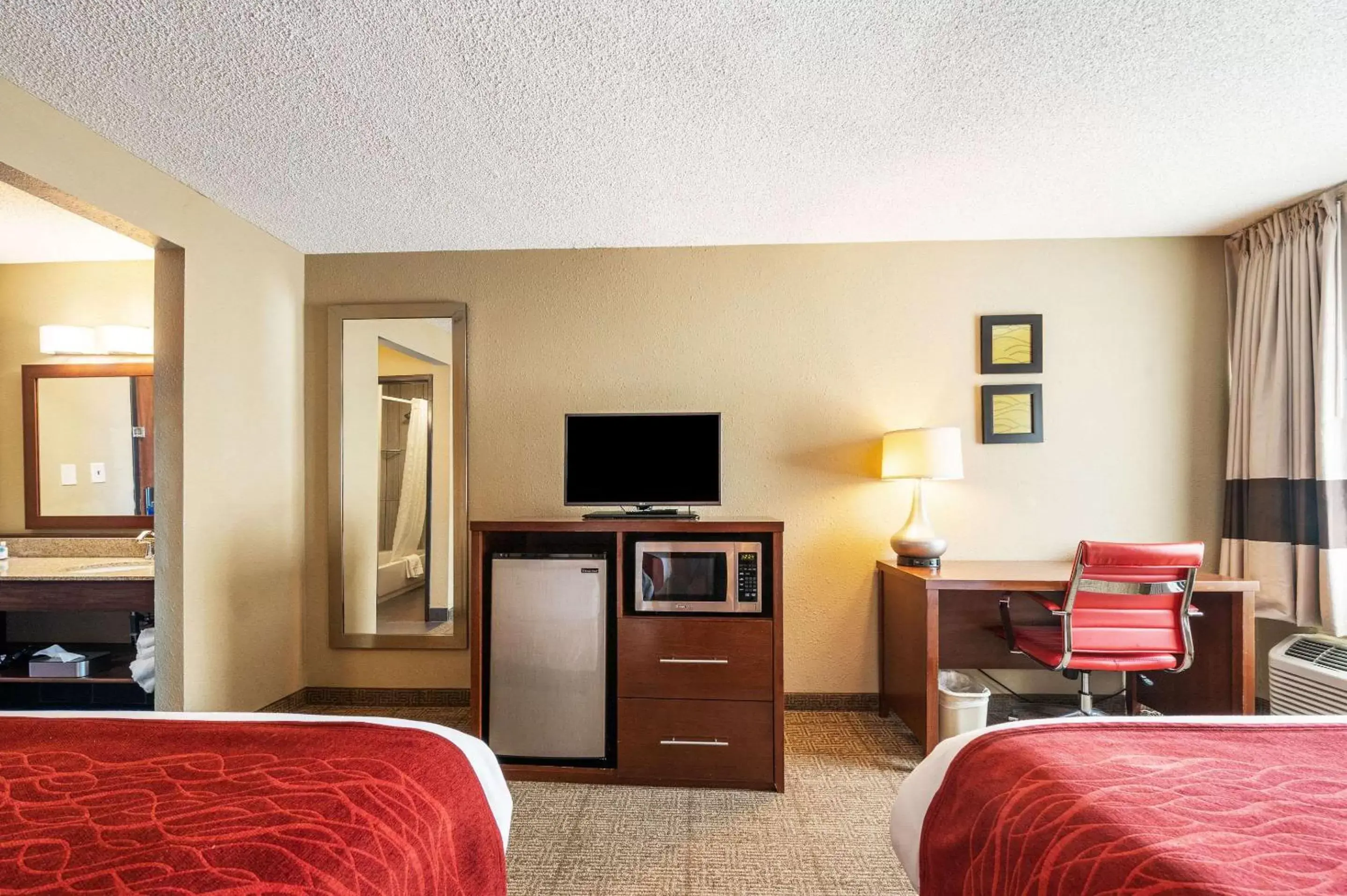 Bedroom, TV/Entertainment Center in Comfort Inn Mayfield Heights Cleveland East