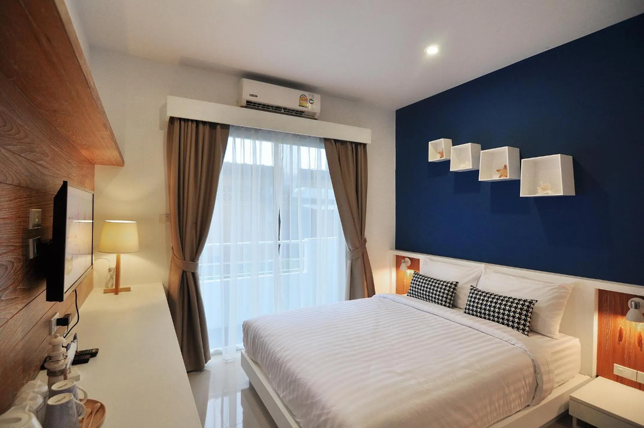 Day, Bed in Chill House at Naiyang