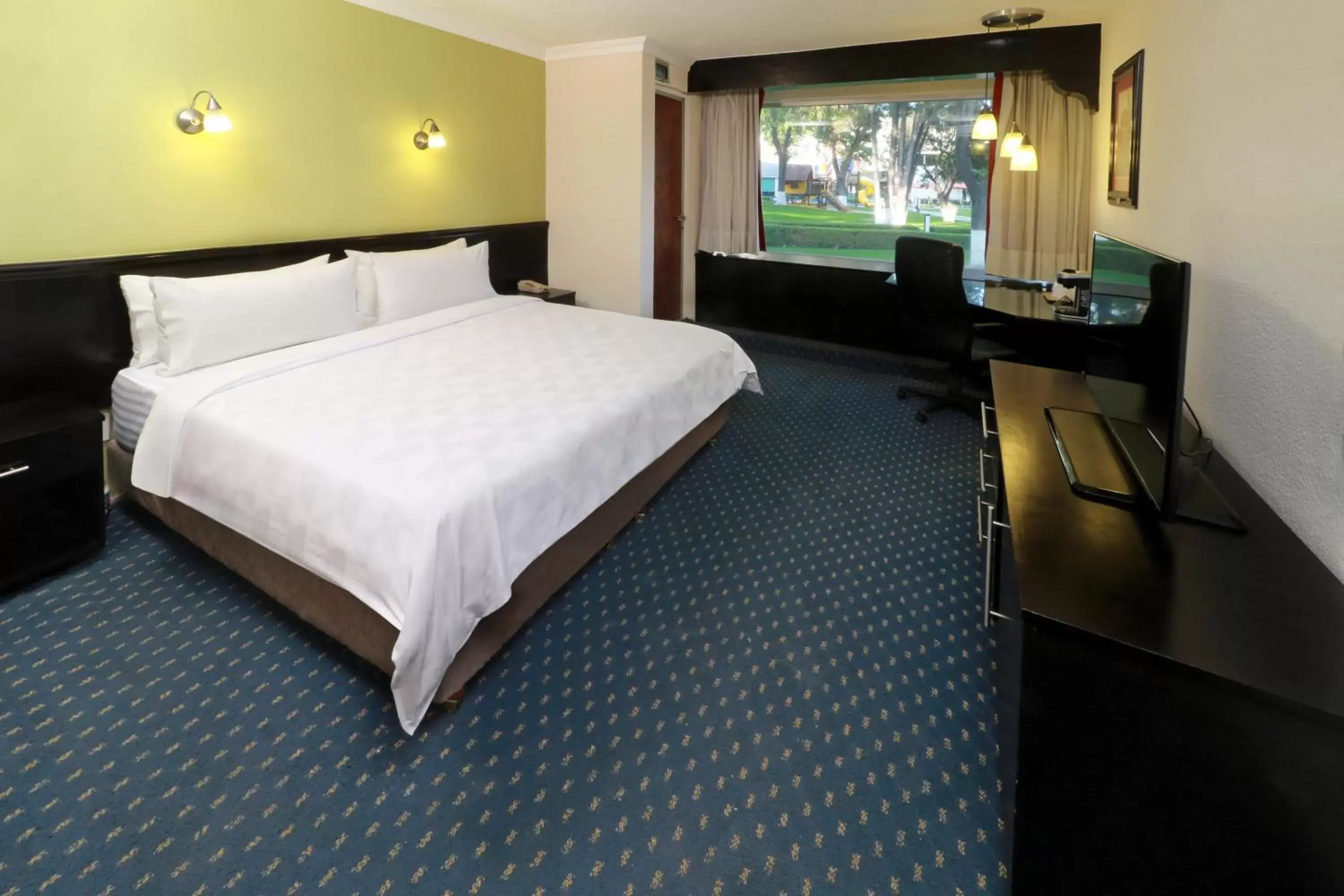 Photo of the whole room, Bed in Holiday Inn San Luis Potosi-Quijote, an IHG Hotel