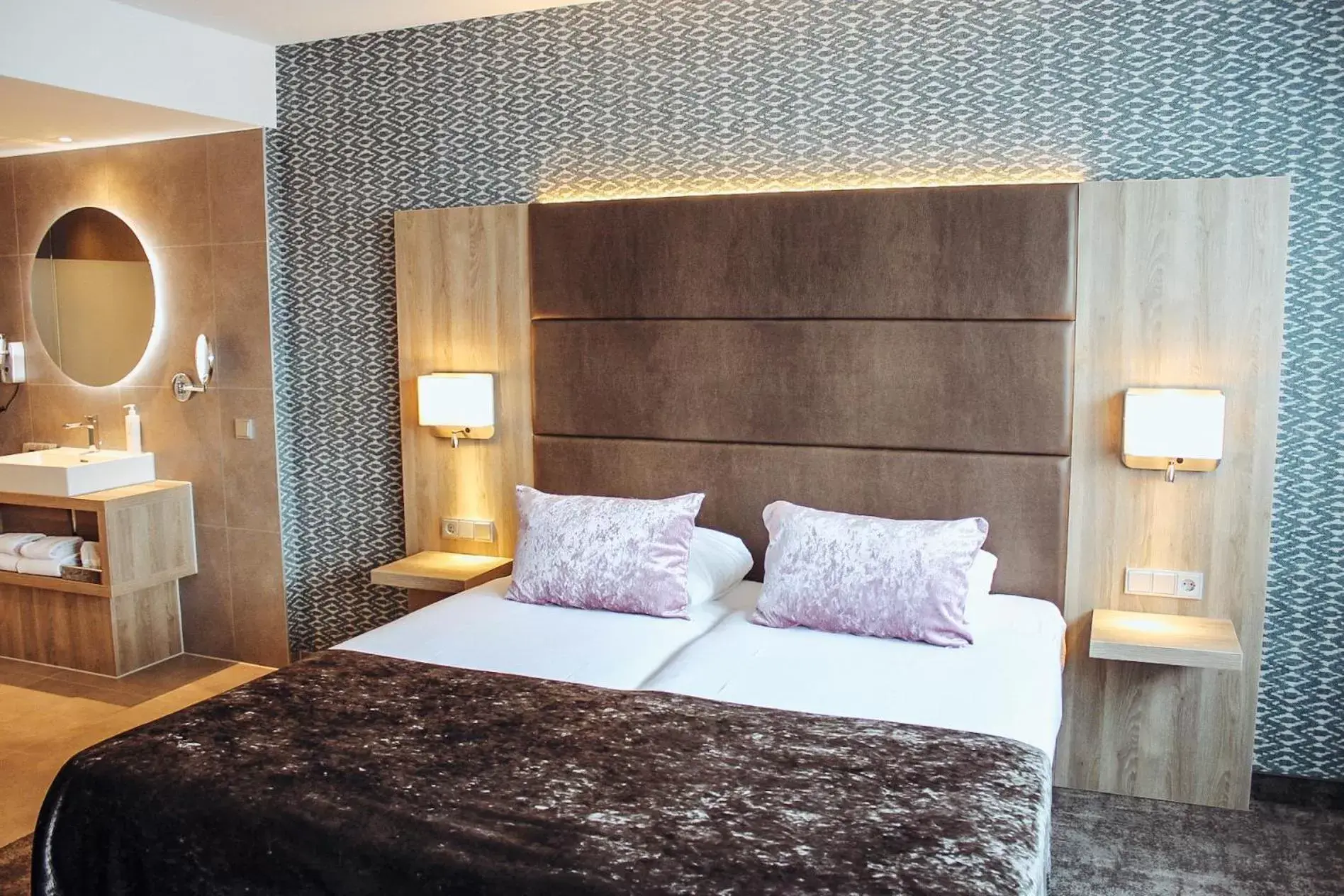 Bedroom, Bed in Van der Valk Hotel Breda
