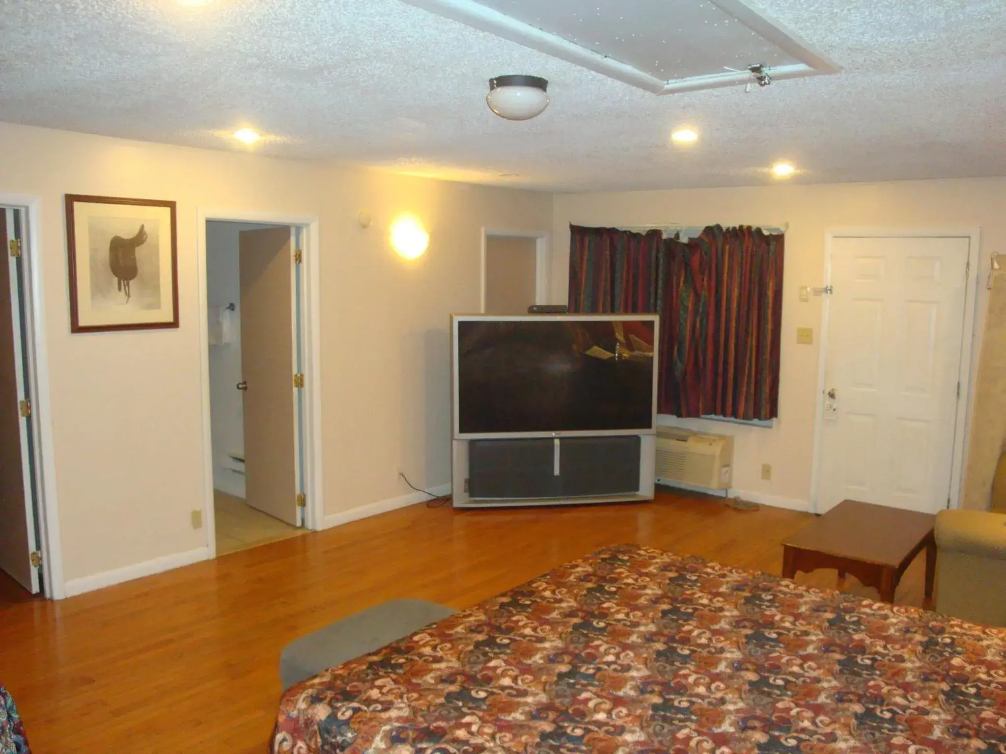 TV and multimedia, TV/Entertainment Center in Economy Motel Inn and Suites Somers Point