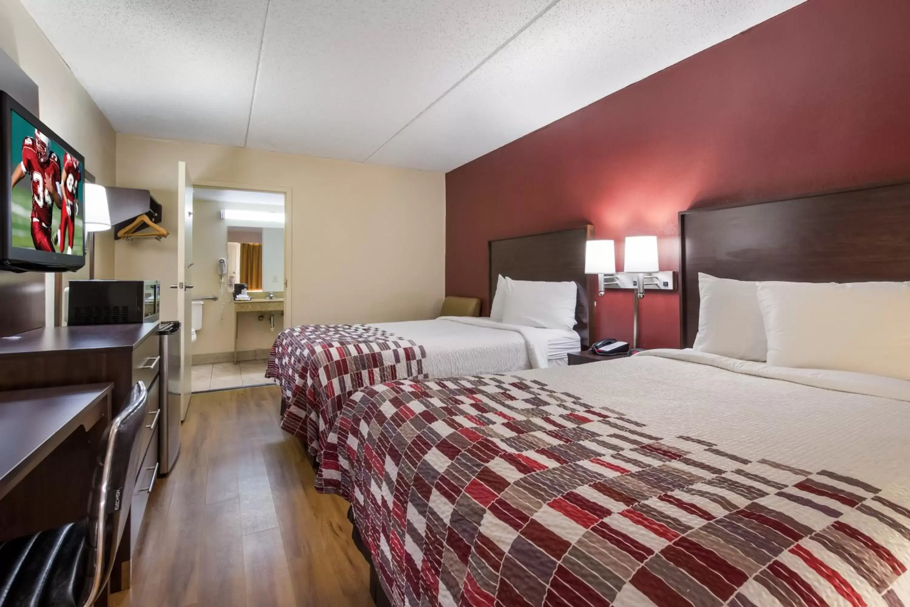 Photo of the whole room, Bed in Red Roof Inn Shelbyville