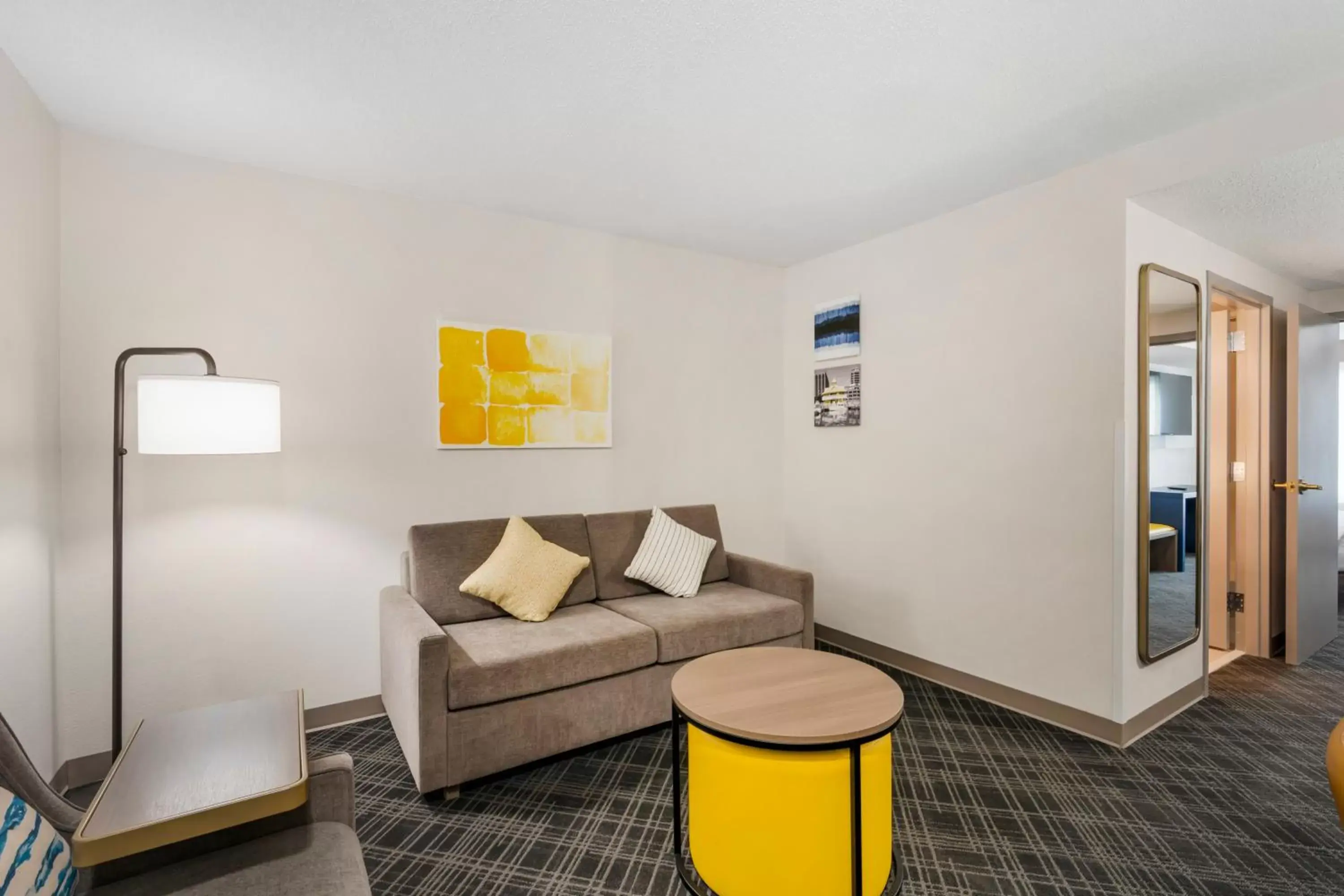 Bedroom, Seating Area in Comfort Inn & Suites Hampton near Coliseum