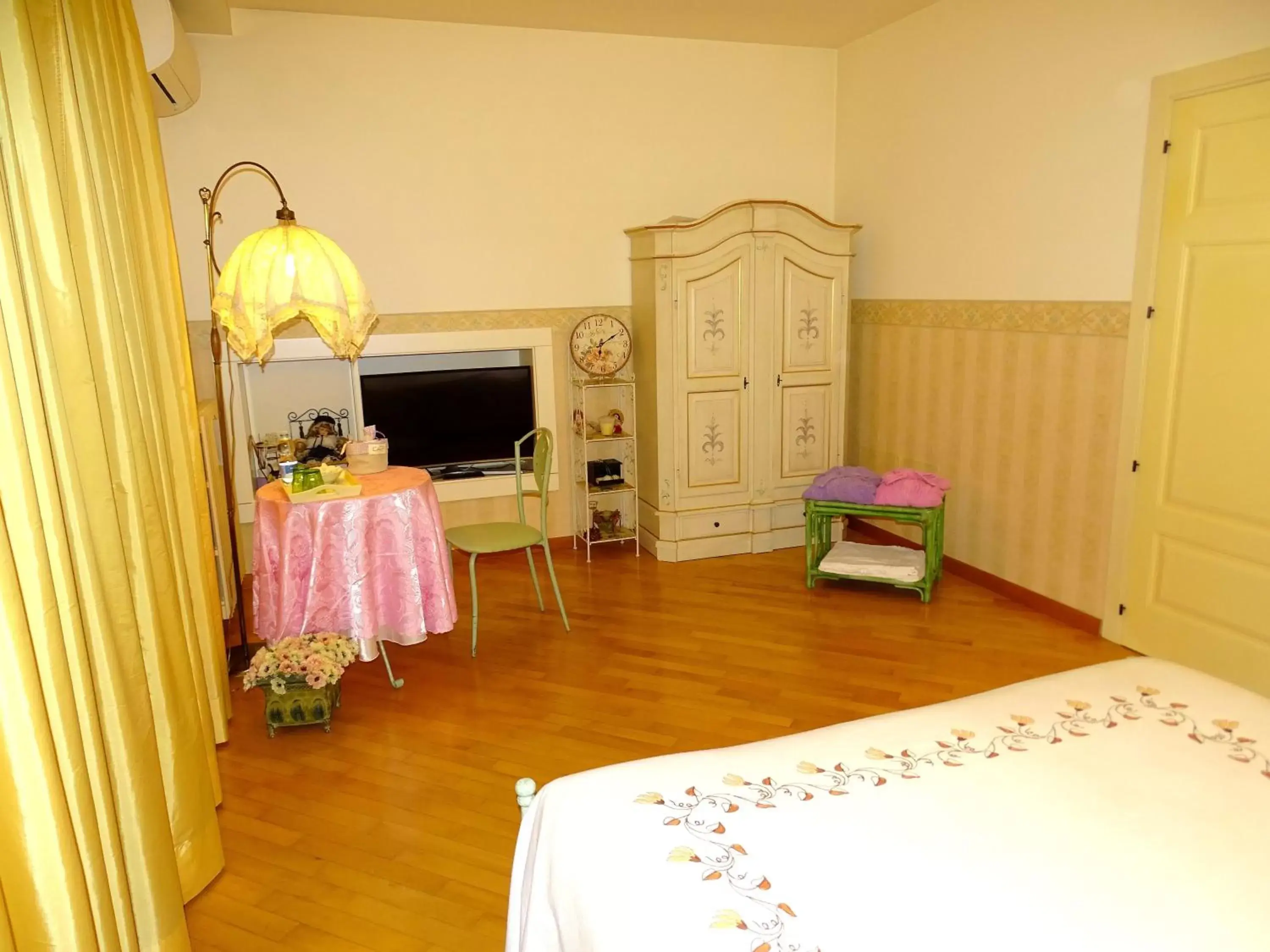 Bed, TV/Entertainment Center in Villa Gioia Rooms