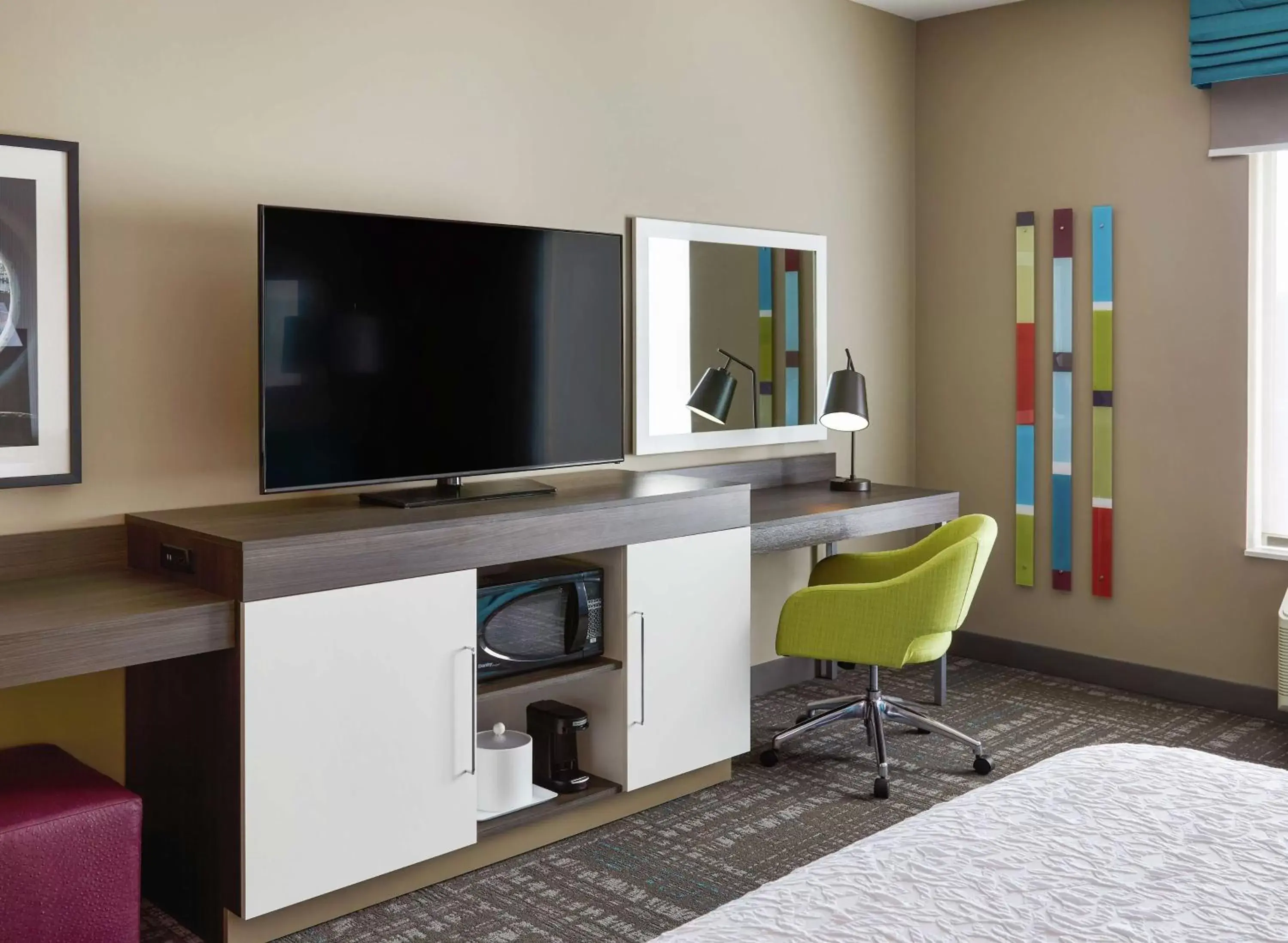 Bedroom, TV/Entertainment Center in Hampton Inn & Suites Chicago/Waukegan