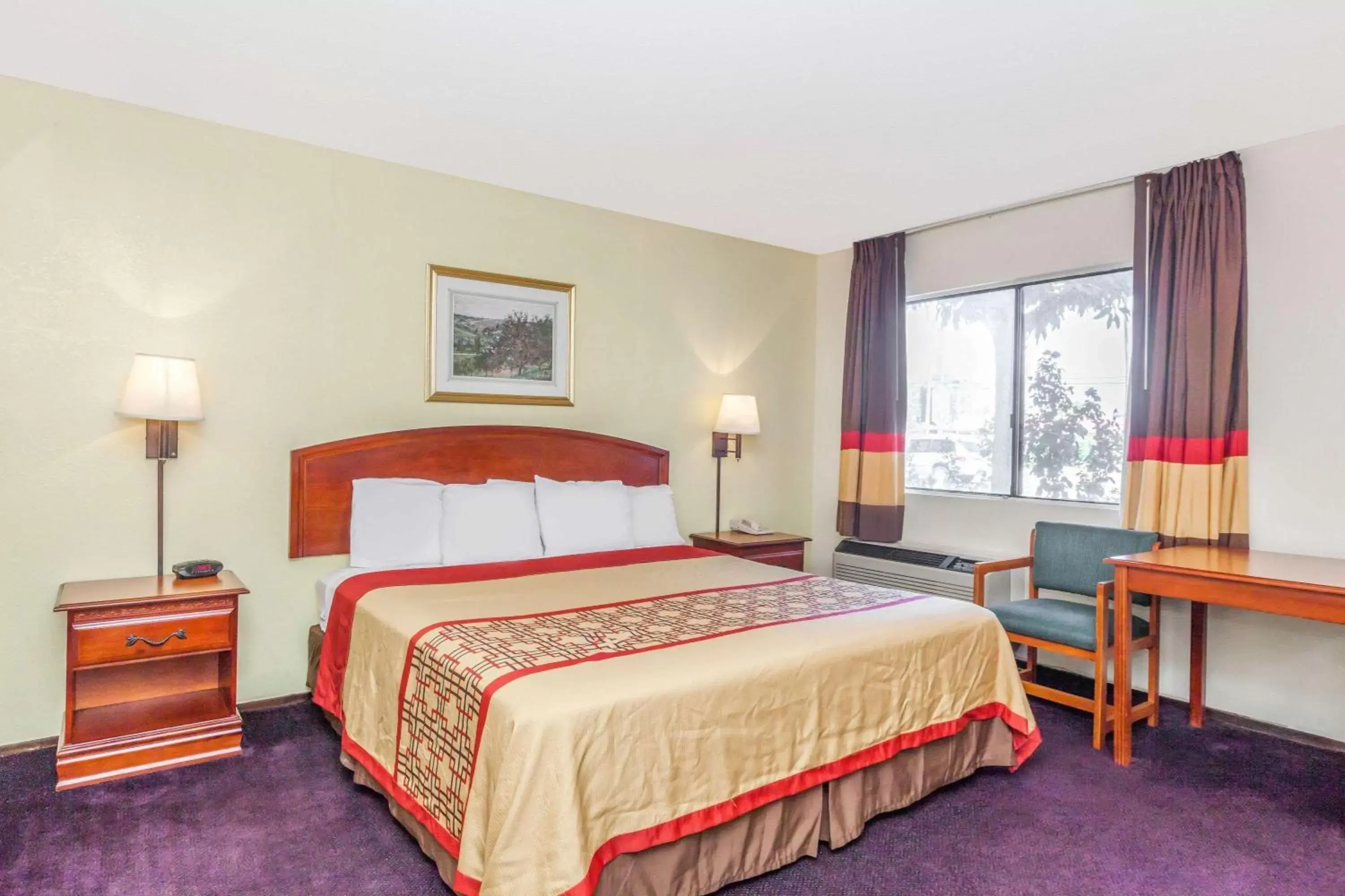 Photo of the whole room, Bed in Super 8 by Wyndham Bakersfield/Central