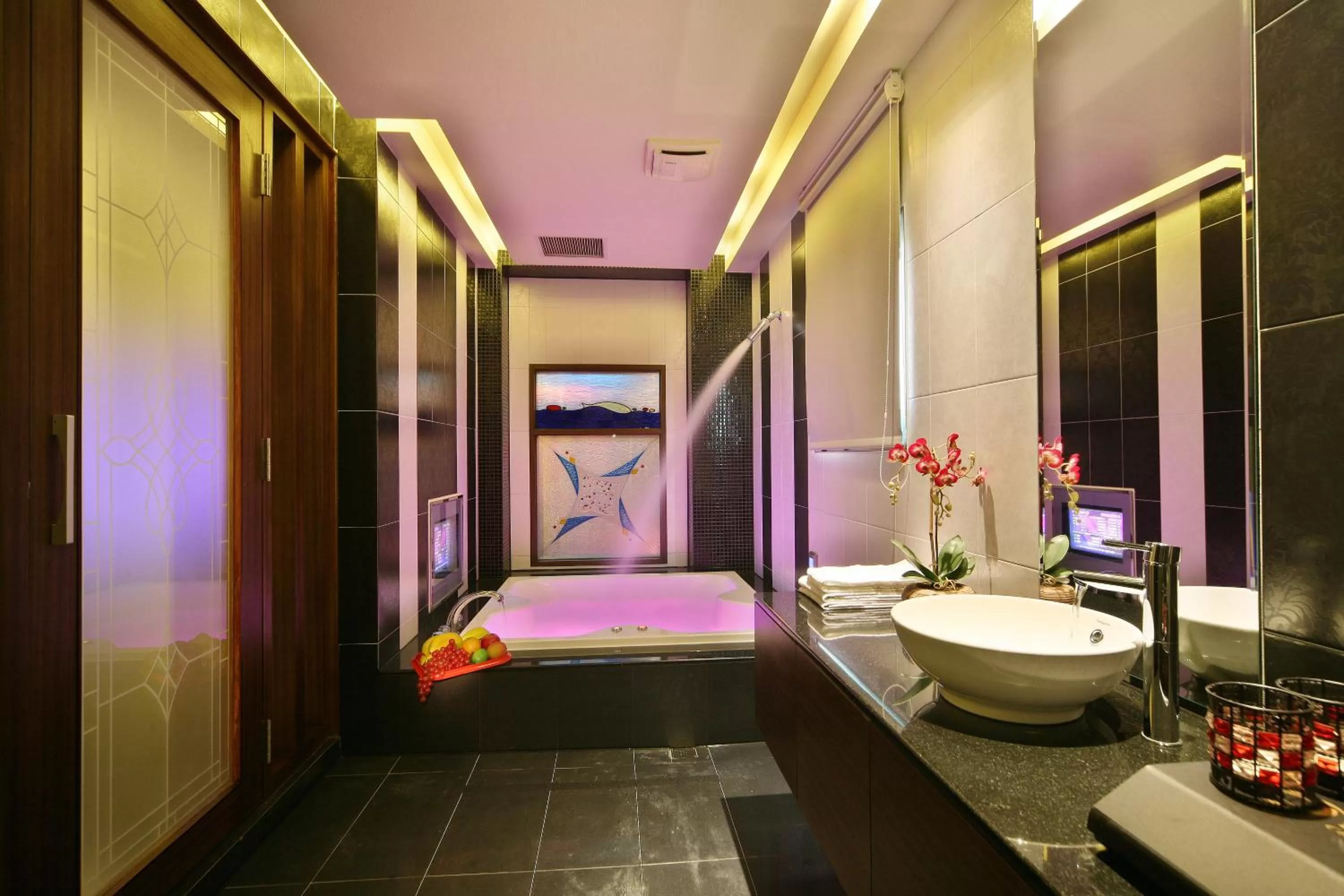 Bathroom, Bed in Shining Motel