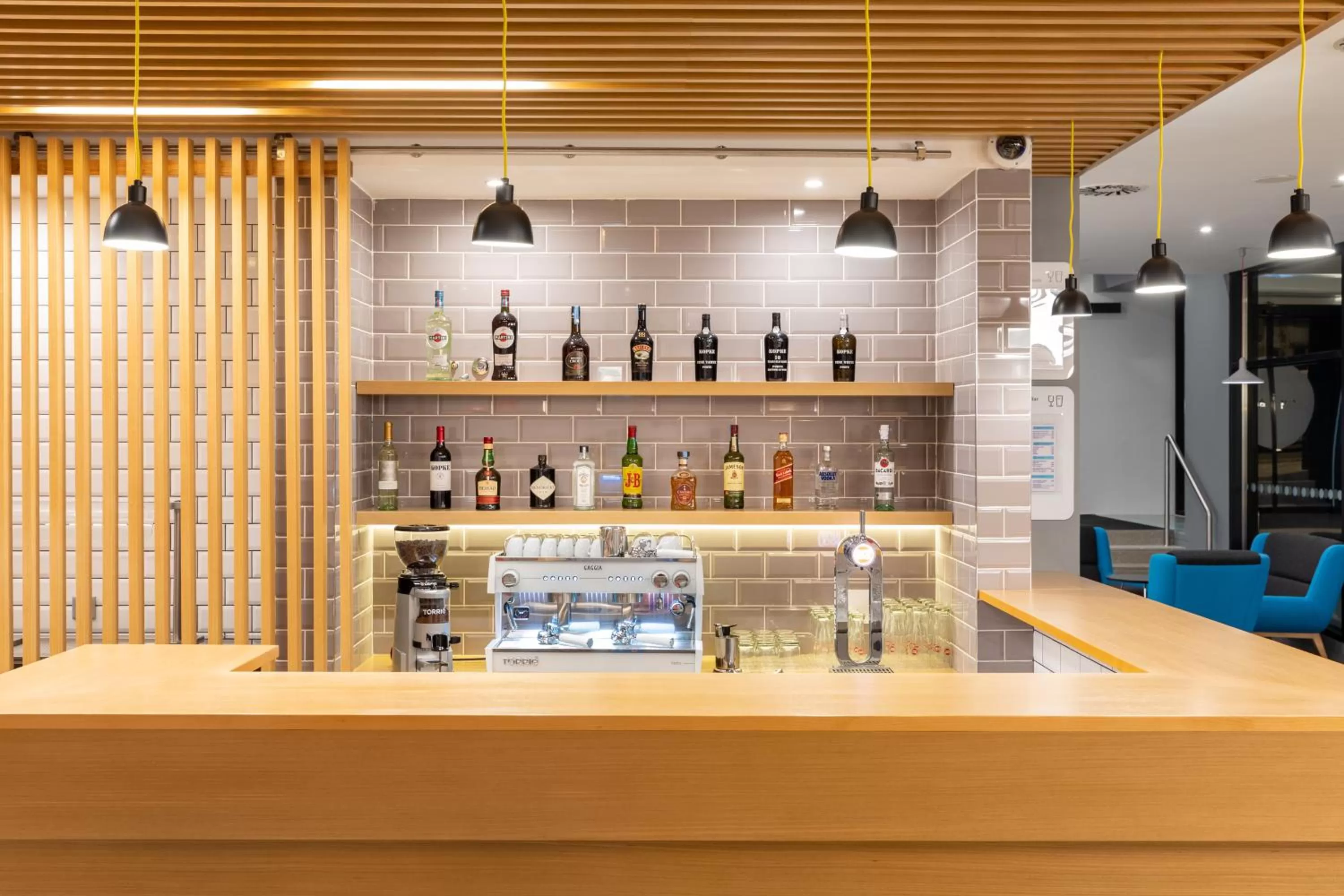 Lounge or bar in Holiday Inn Express Porto City Centre by IHG